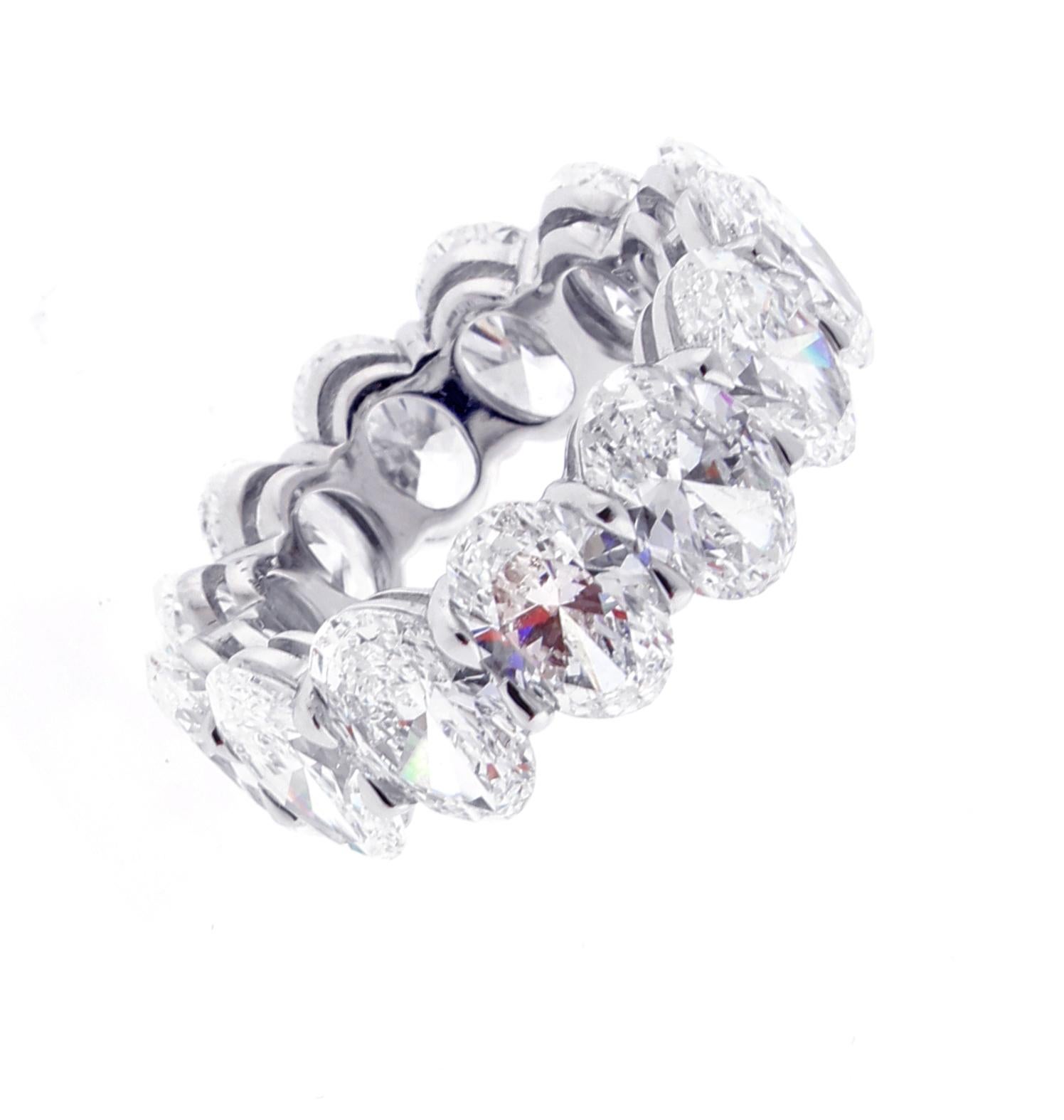 Les maîtres bagueurs de Pampillonia Jewelers vous proposent une superbe bague à diamant ovale. Chaque  le diamant ovale parfaitement assorti pèse plus d'un carat. Les 13 diamants pèsent 13,13 carats. Les diamants sont de couleur F-G et de pureté