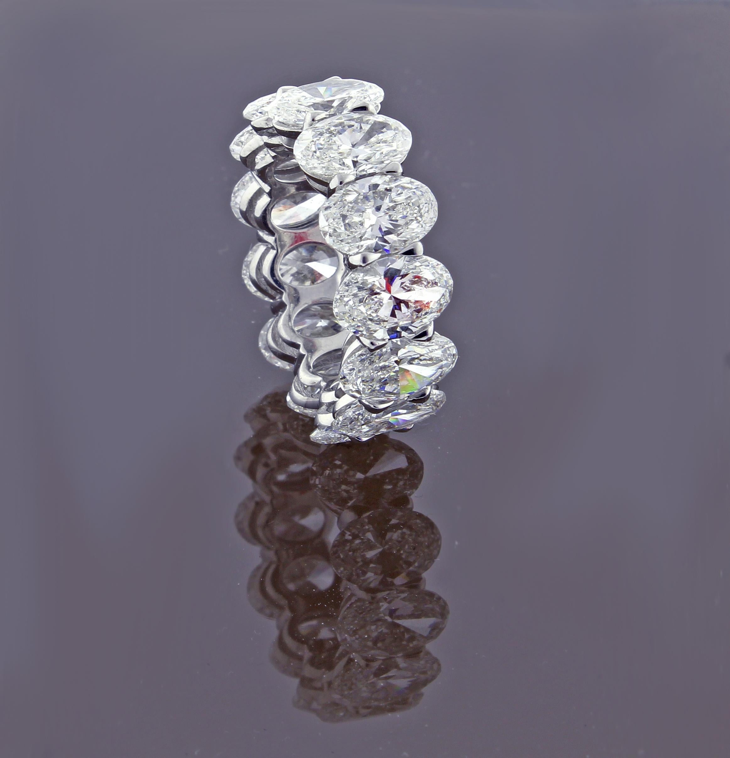 Taglio ovale Anello a fascia ovale con diamante G.I.A. da un carato ciascuno, di Pampillonia in vendita