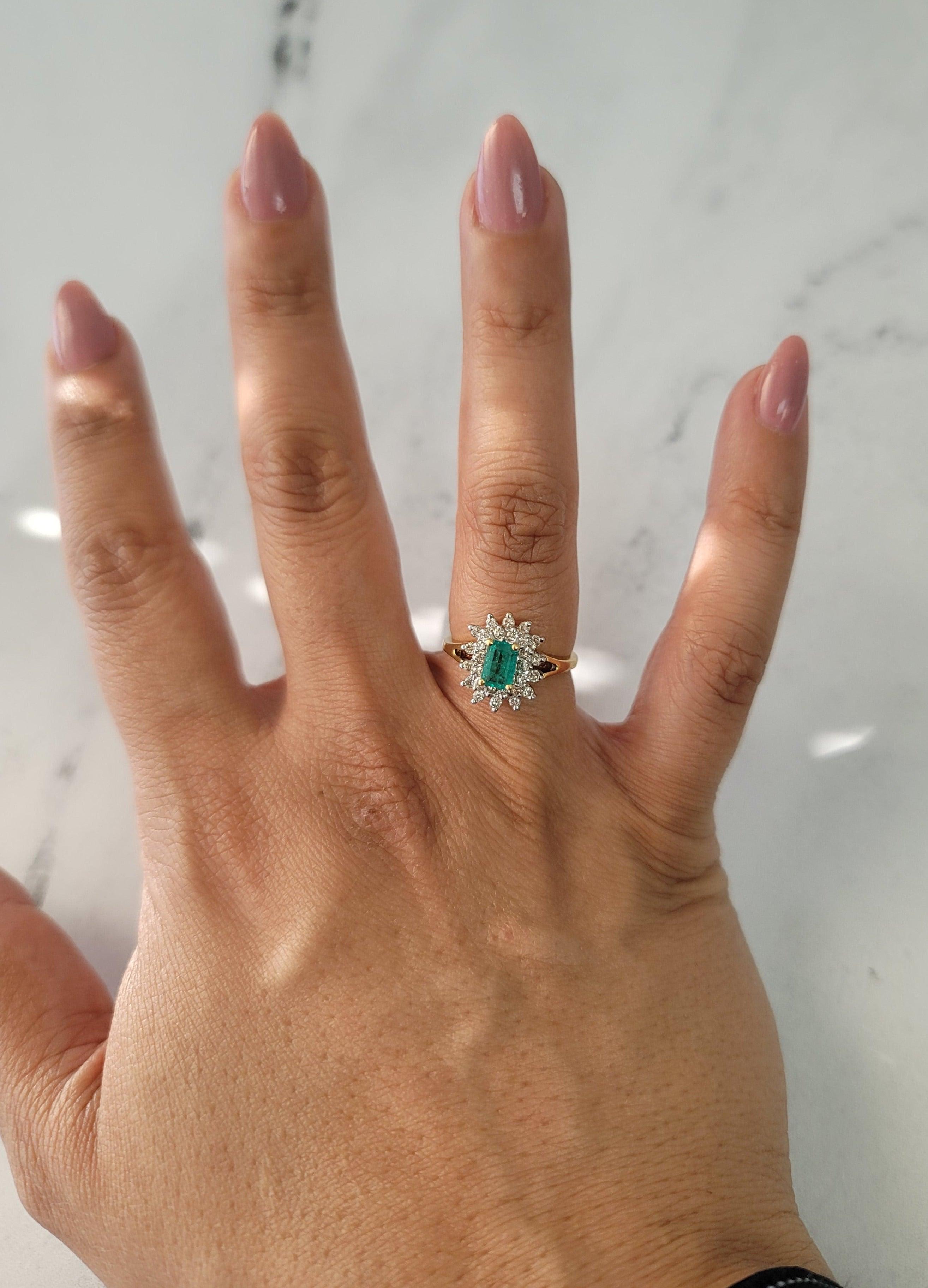 ♥ Sommaire du produit ♥

Pierre principale : Émeraude et diamant
Approx. Poids en carats de l'émeraude : 1.00cttw 
Couleur du diamant : H/I
Clarté du diamant : VS2
Matériau du bracelet : Or jaune 14k
Taille de la pierre : Émeraude et