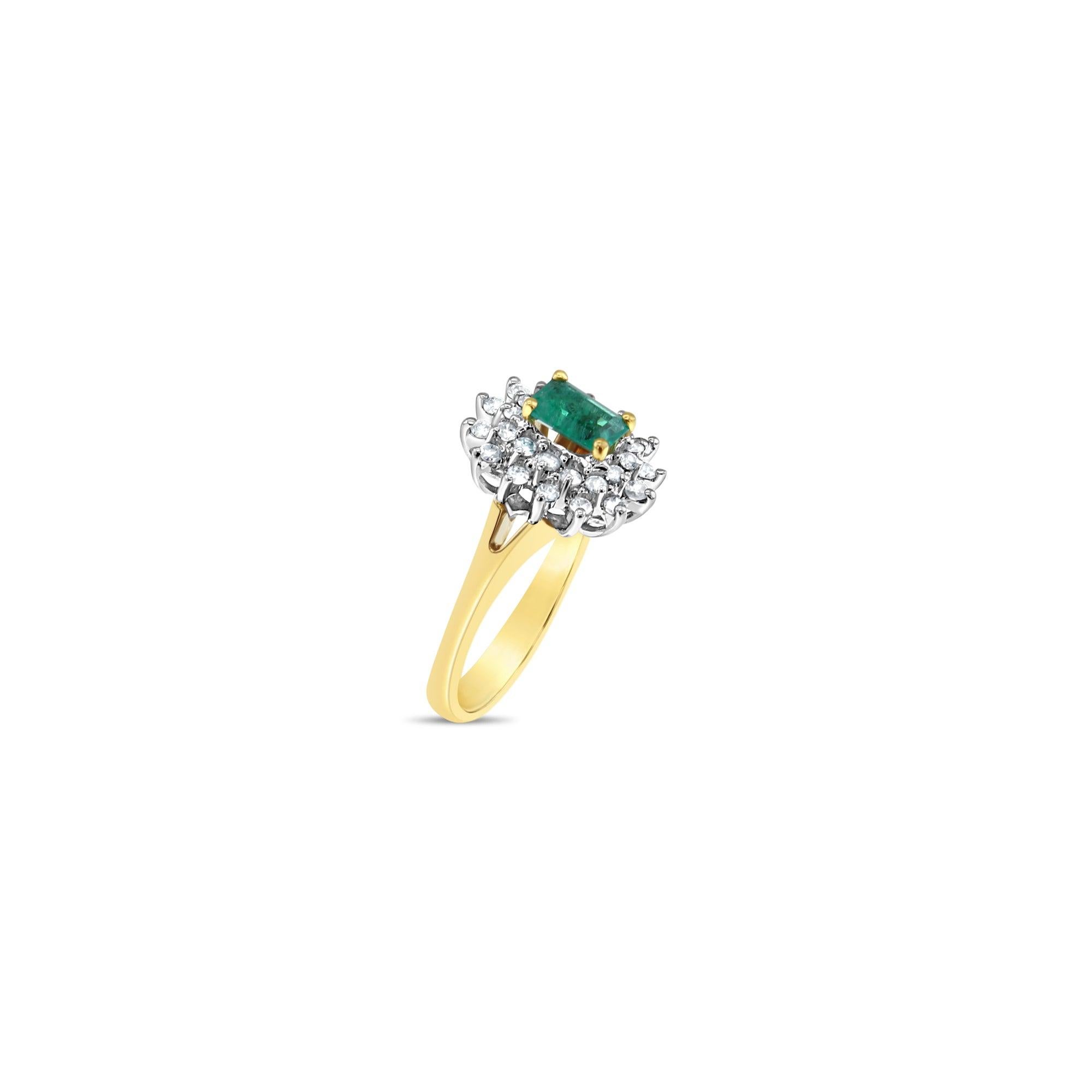 Taille émeraude Bague de fiançailles halo émeraude et diamant d'un carat en vente