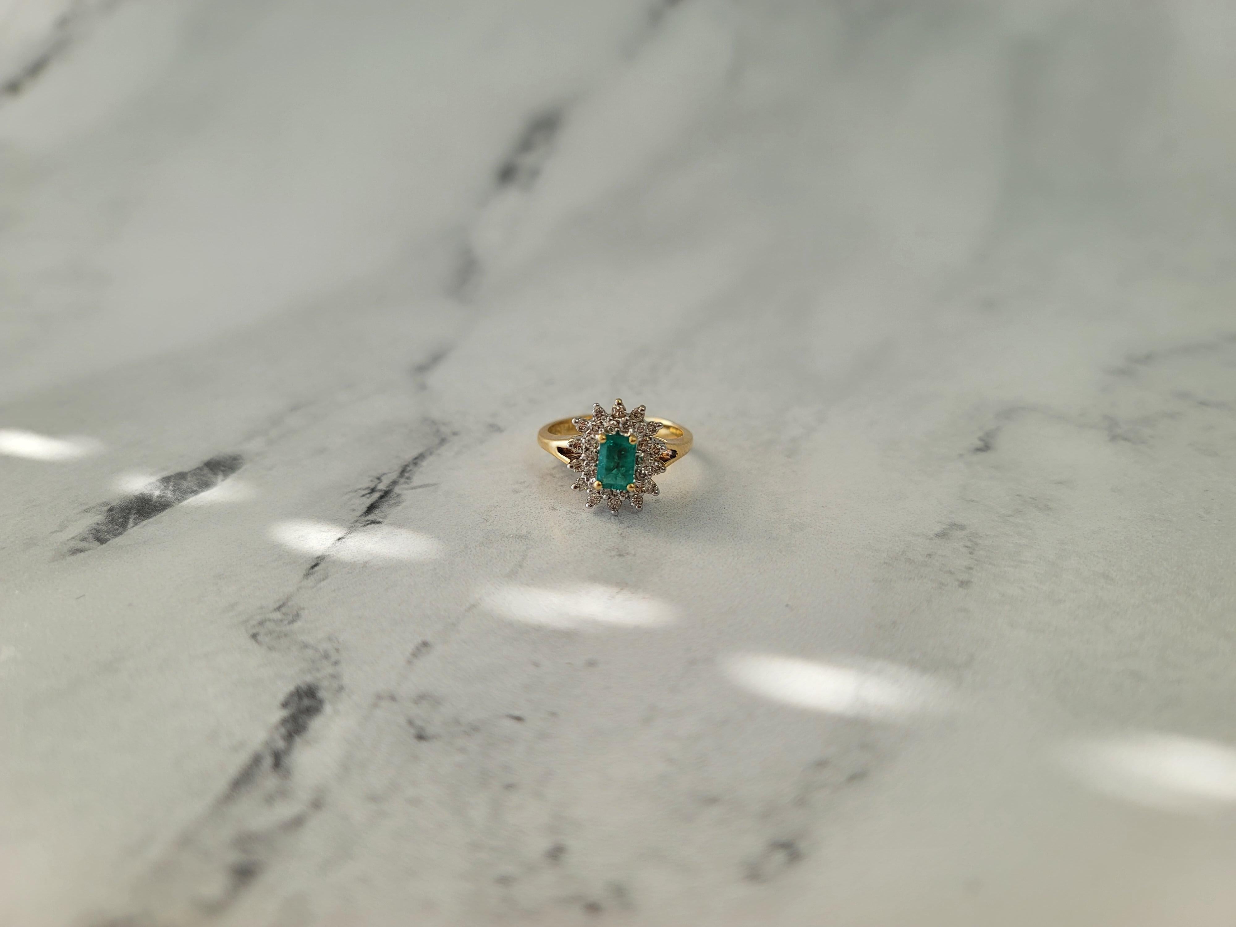 Bague de fiançailles halo émeraude et diamant d'un carat Neuf - En vente à Sugar Land, TX