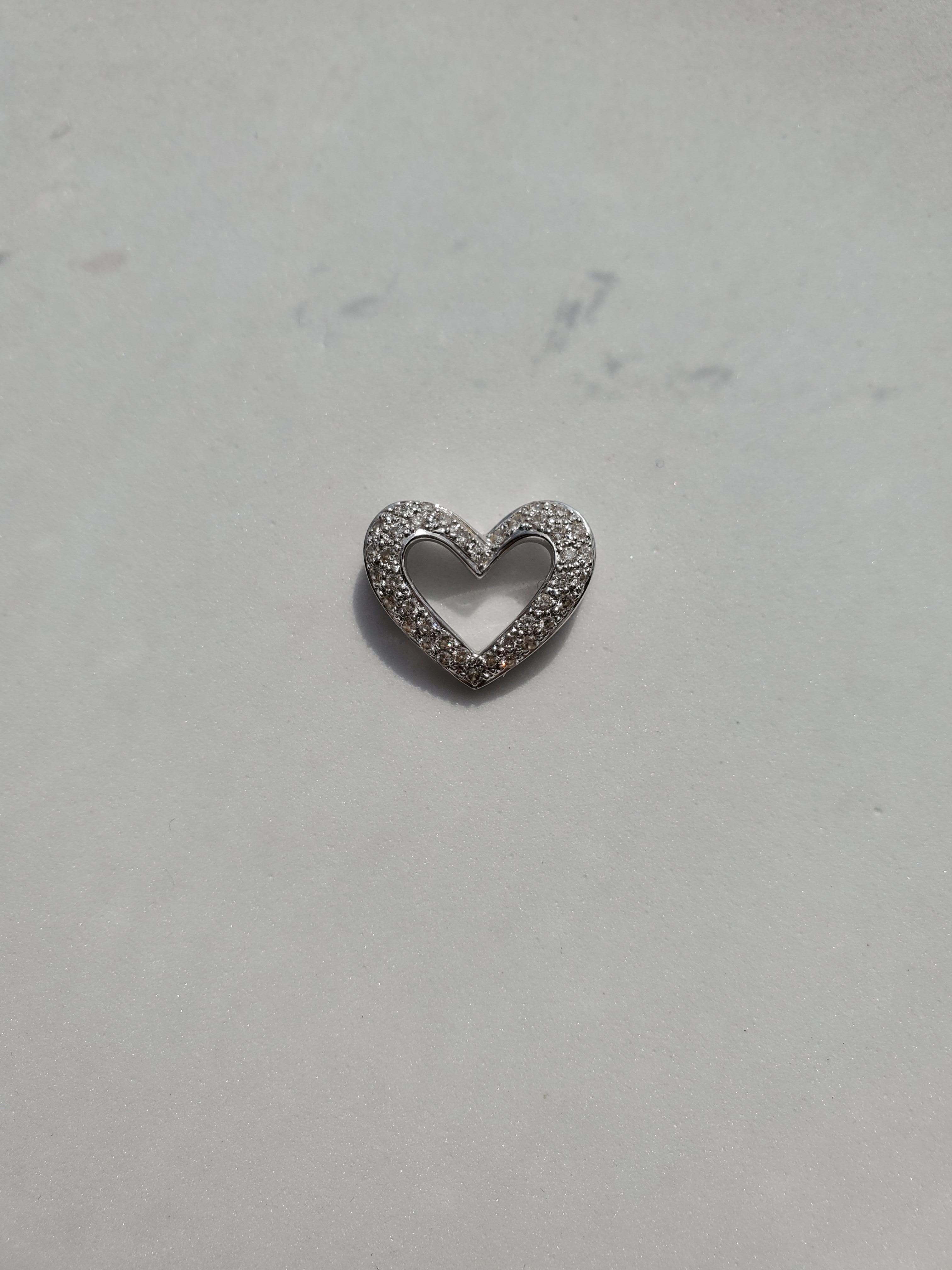 Round Cut One Carat Heart Shaped Pave Diamond Necklace 18k White Gold For Sale