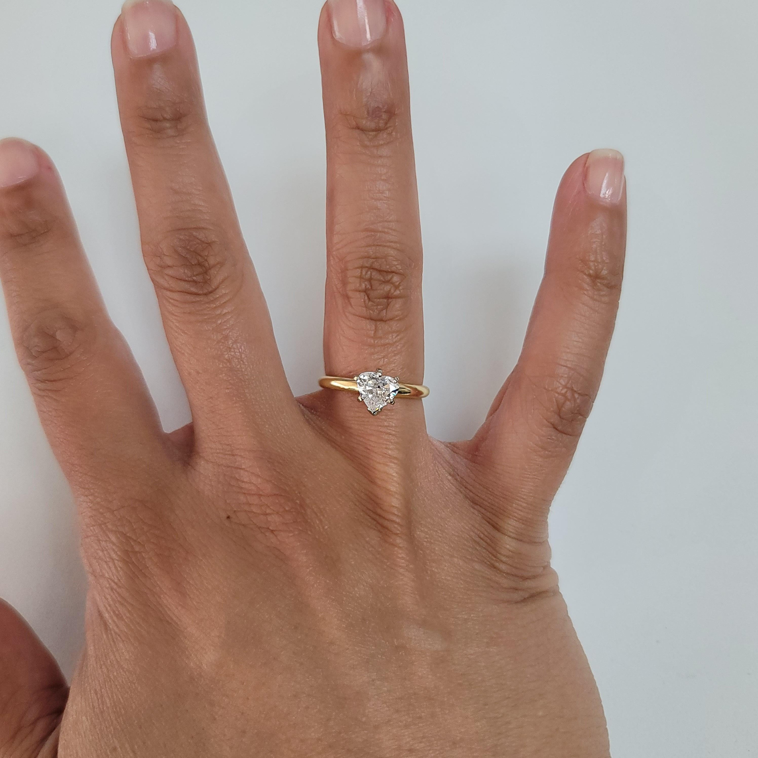 ♥ Sommaire du produit ♥

Pierre principale : Diamant
Approx. Poids en carats du diamant : 1.00cttw
Clarté du diamant : SI2/SI3
Couleur du diamant : G
Taille du diamant : Coeur 
Matériau des griffes : Or blanc 14k
Dimensions : 8mm x 7mm
Matériau du