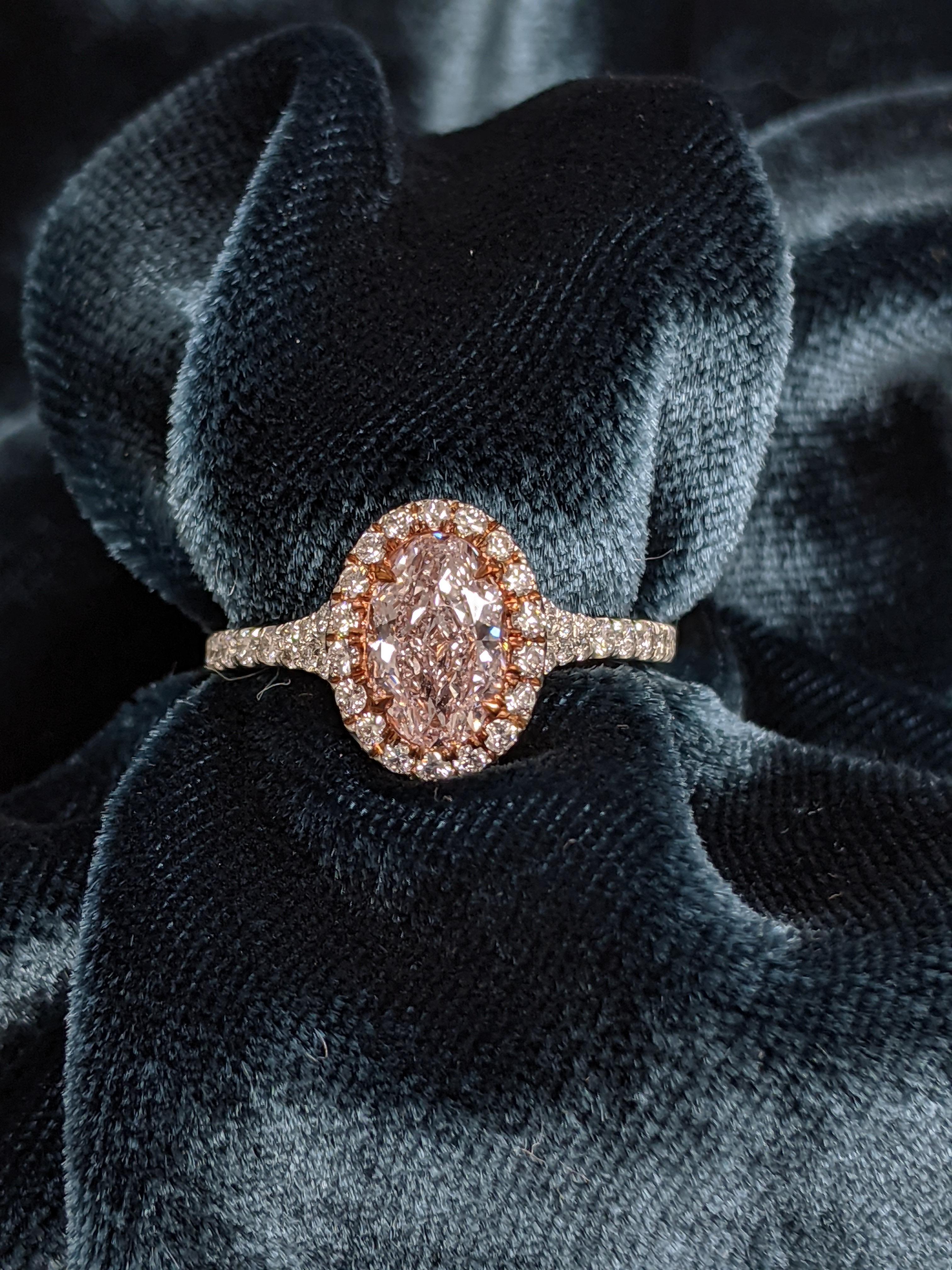 Cette bague à diamant ovale rose clair est parfaite pour le prochain chapitre de votre vie.  Comprenant un diamant ovale rose clair de 1,03 carat avec rapport GIA, serti en platine et entouré de 0,49 carat de diamants blancs. 