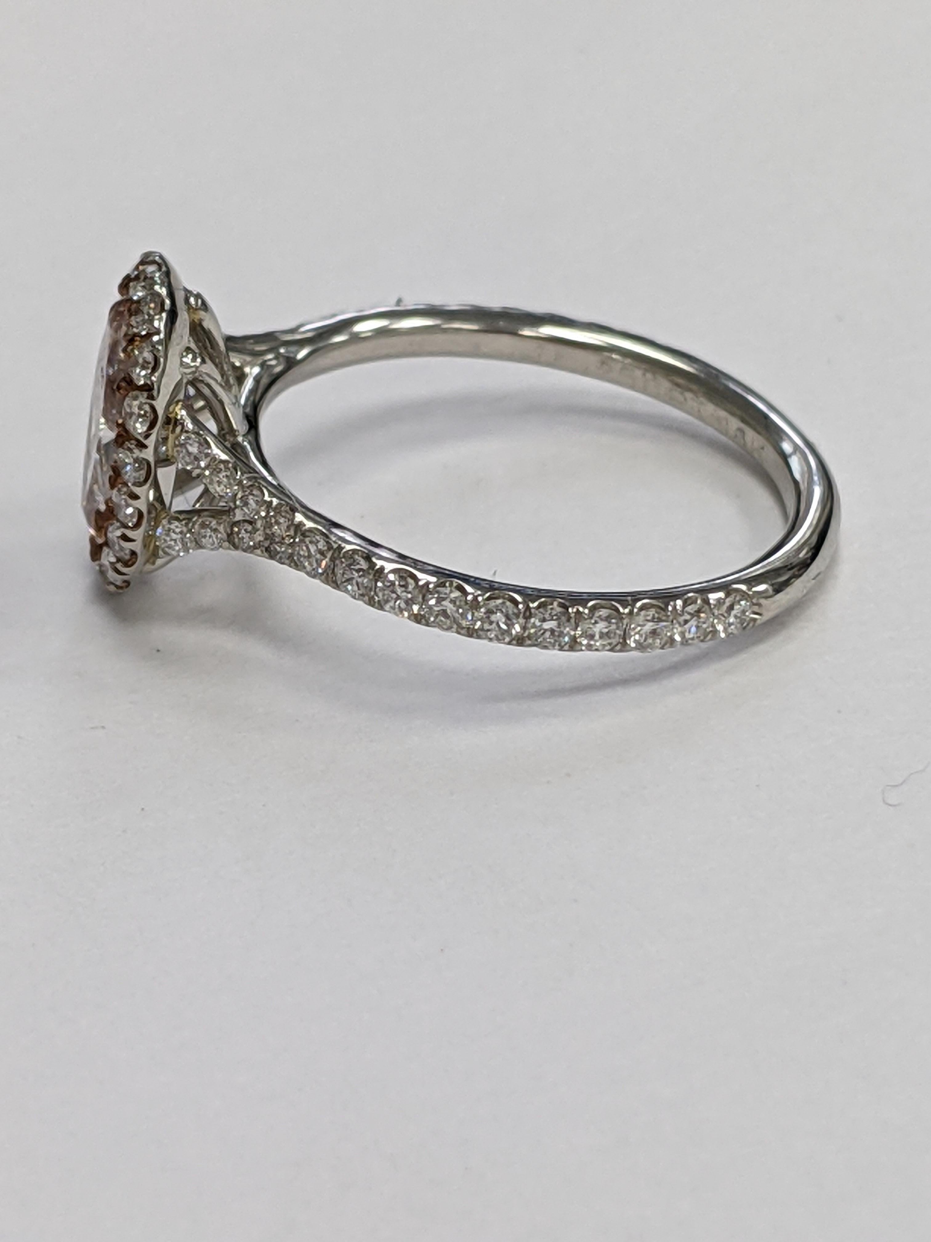 Anillo de diamantes ovalado rosa claro de un quilate sin defectos internos, GIA en Nuevo estado para la venta en New York, NY