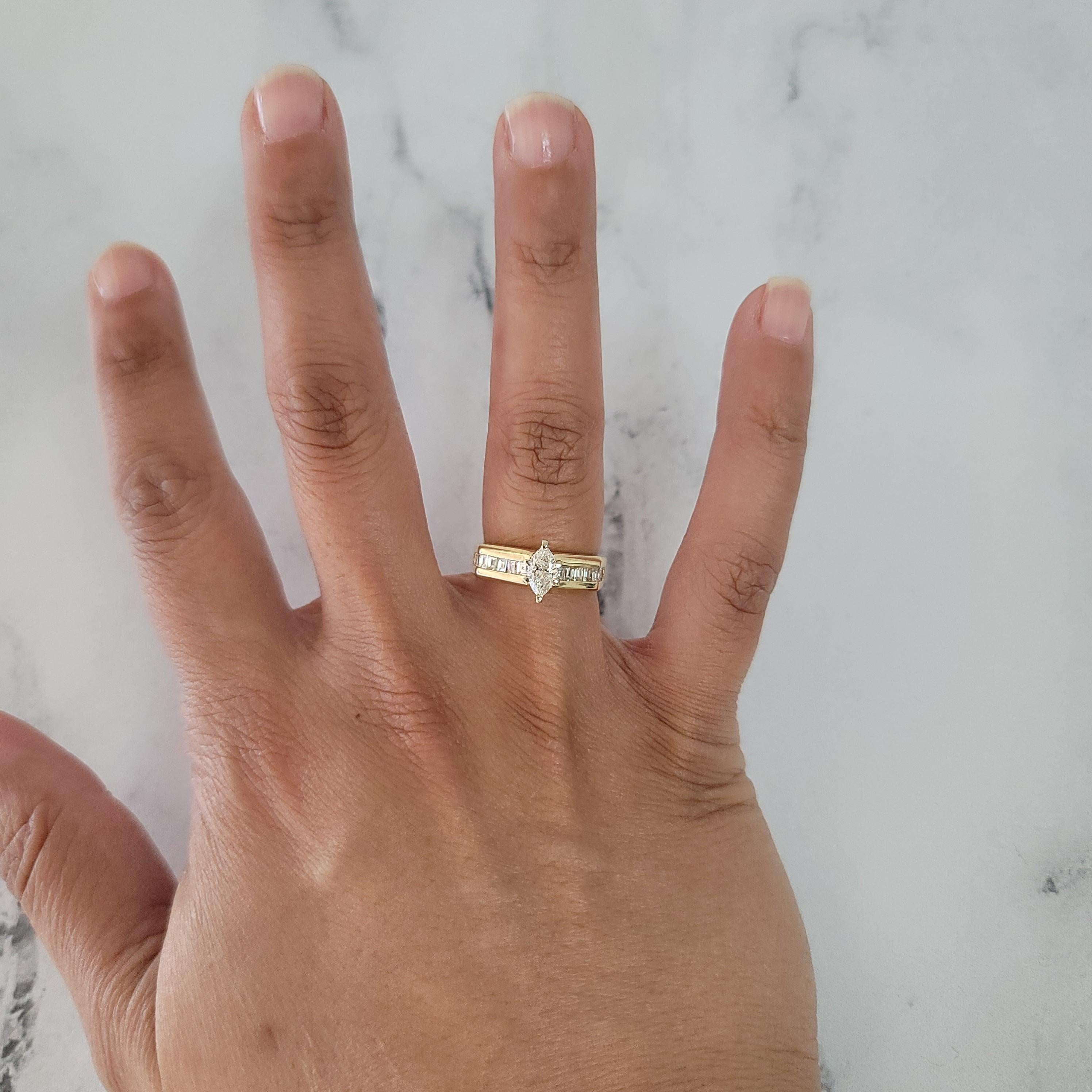 Riepilogo dell'anello  ♥

Pietra principale: Diamante
Circa. Peso in carati: .92cttw
Chiarezza del diamante: SI1
Colore del diamante: G
Materiale della fascia: Oro giallo 14k
Taglio della pietra: Marquise e Baguette
Larghezza: 8,5MM
Peso: 5