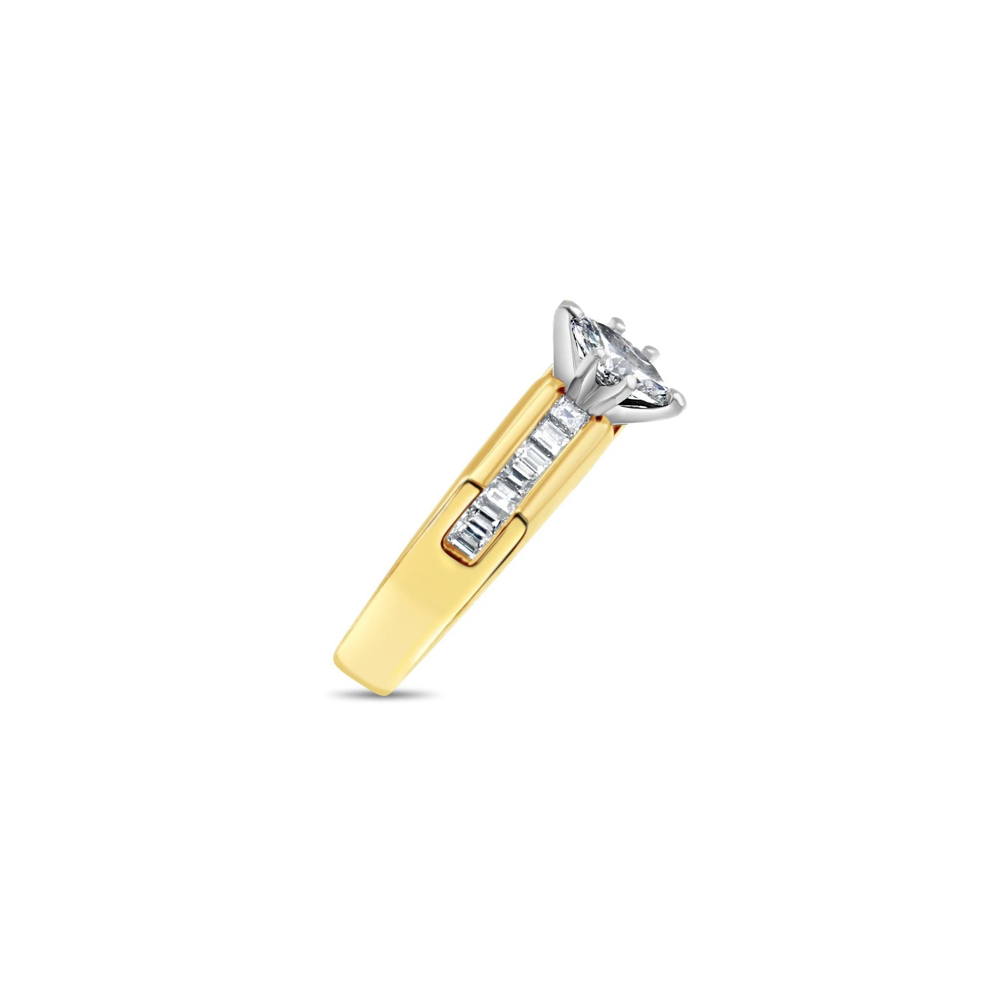 Taglio marquise Anello di fidanzamento con diamante centrale Marquise e accenti Baguette da un carato in vendita