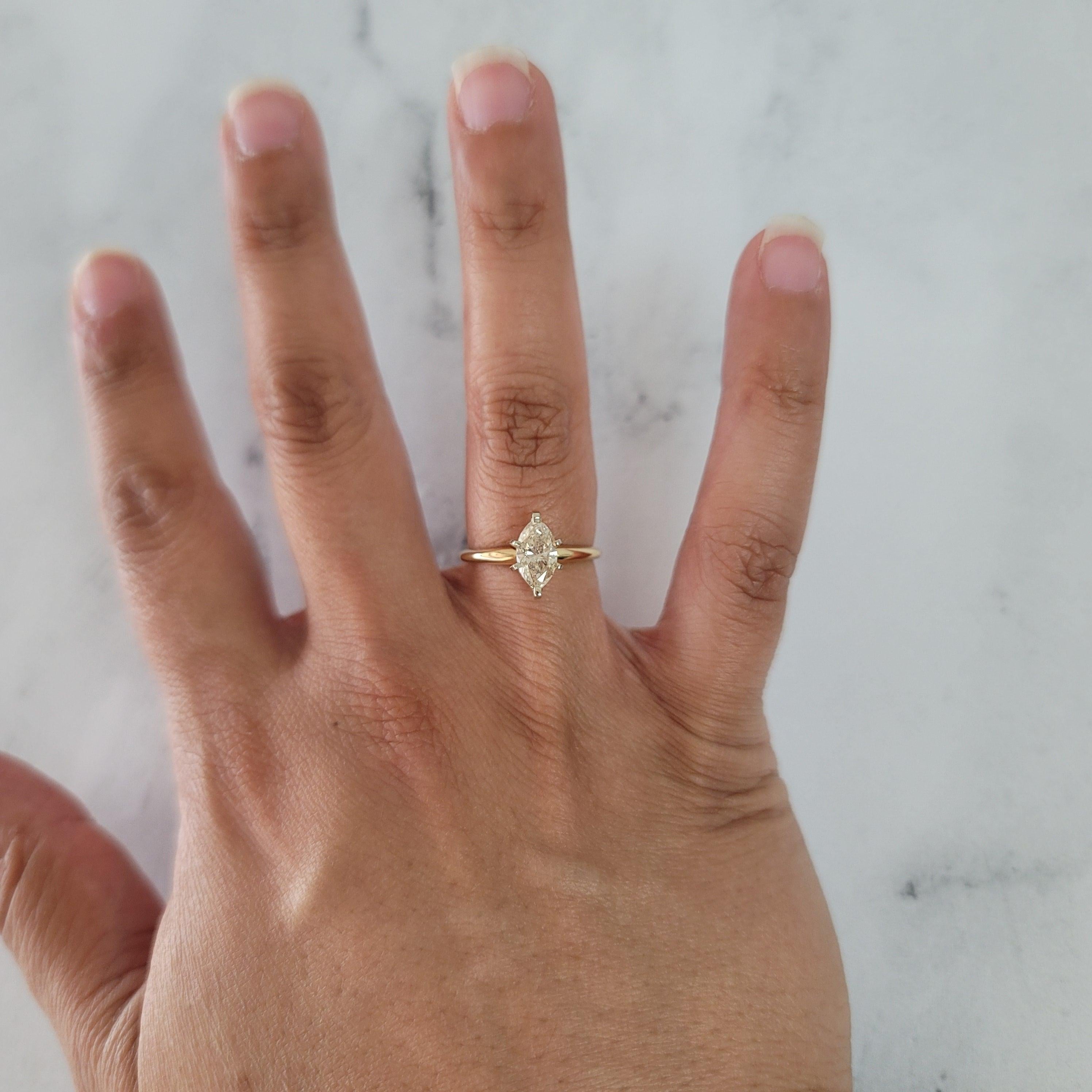 ♥ Sommaire du produit ♥

Pierre principale : Diamant
Approx. Poids en carats du diamant : 1.02cttw
Taille du diamant : Marquise 
Matériau des griffes : Or blanc 14k
Dimensions : 11mm x 7mm
Matériau du bracelet : Or jaune 14k
Sertissage : Quatre
