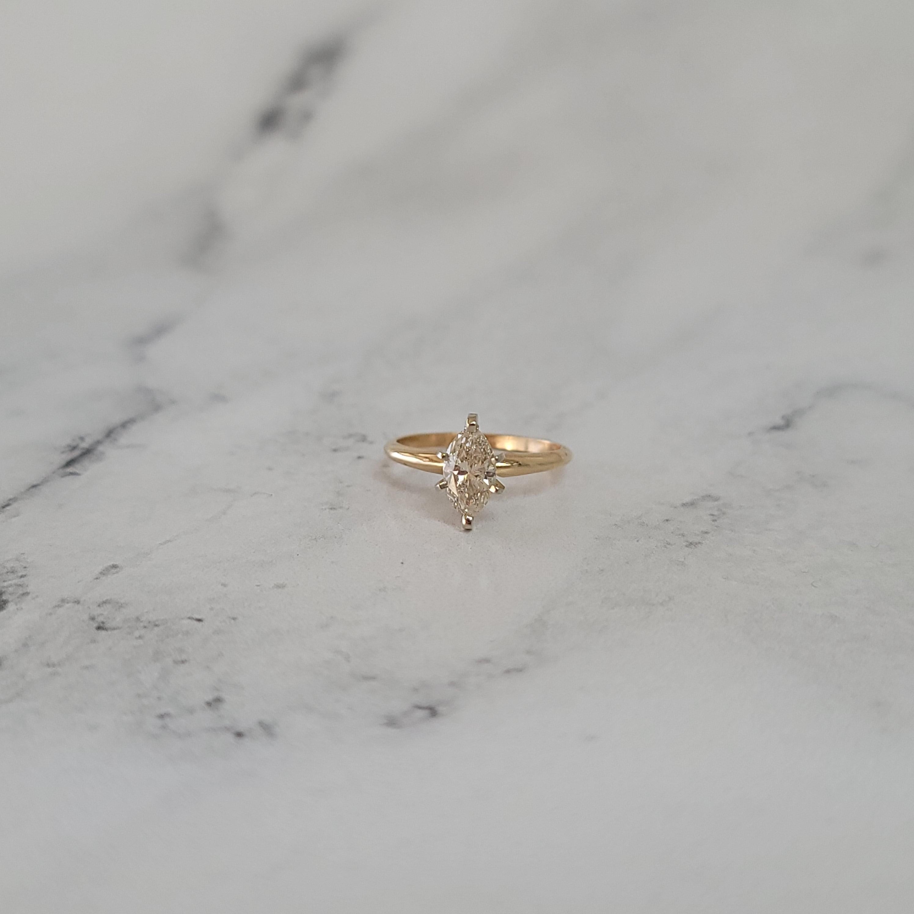 Bague de fiançailles à diamant solitaire marquise d'un carat Pour femmes en vente