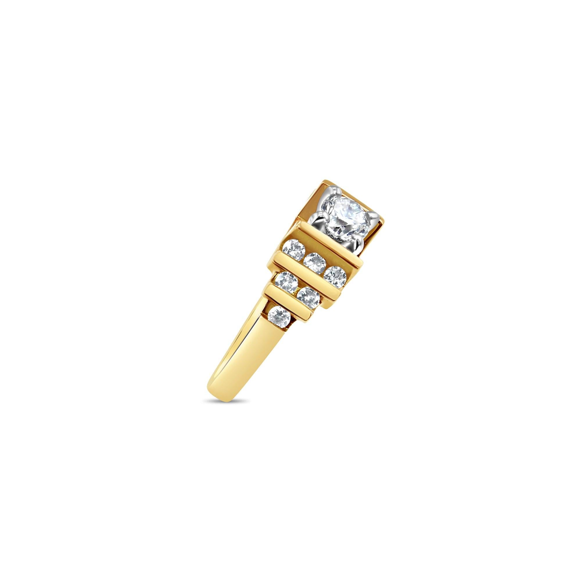 Taglio rotondo One Carat Round Center Diamond Engagement ring with accent in vendita
