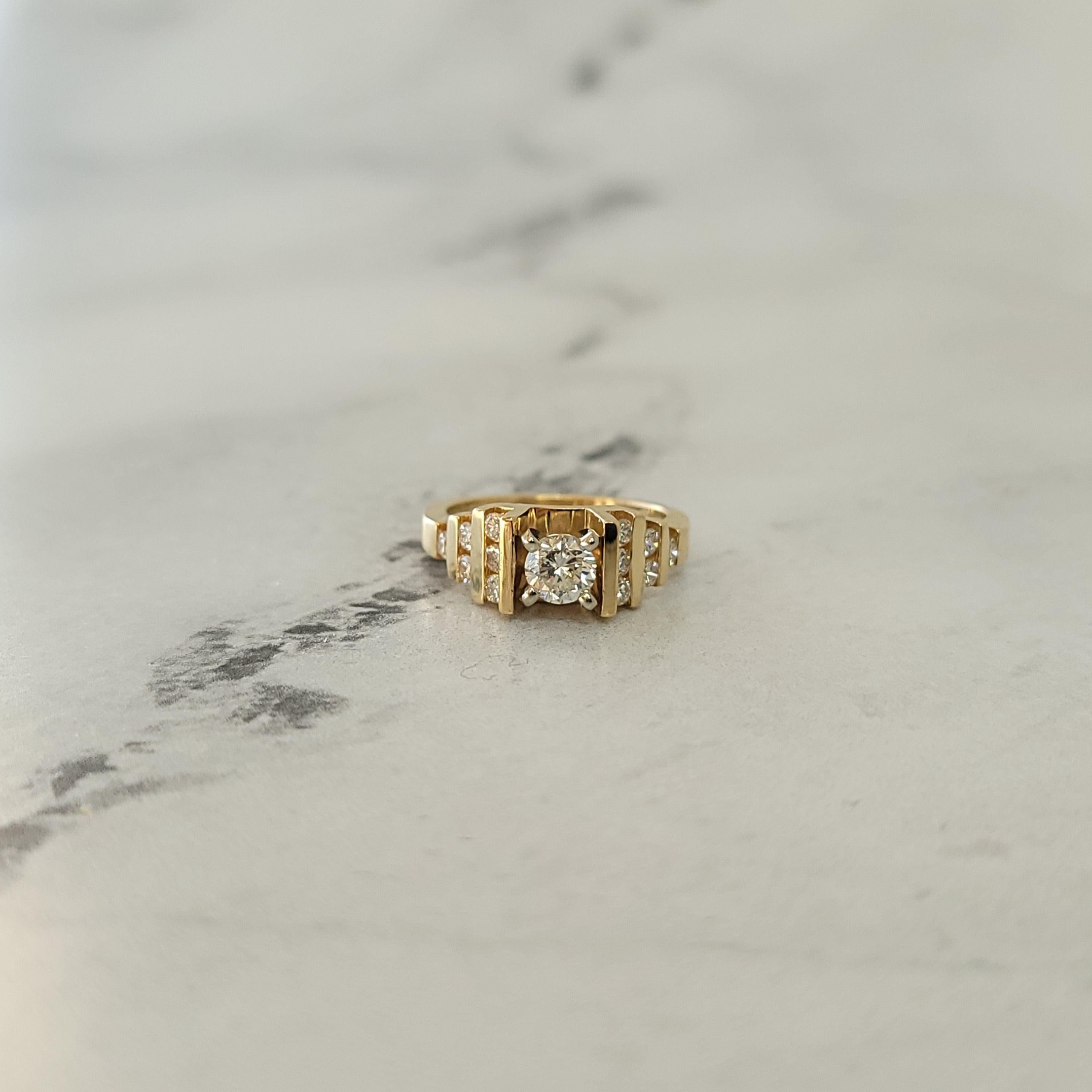 One Carat Round Center Diamond Engagement ring with accent In condizioni Nuovo in vendita a Sugar Land, TX