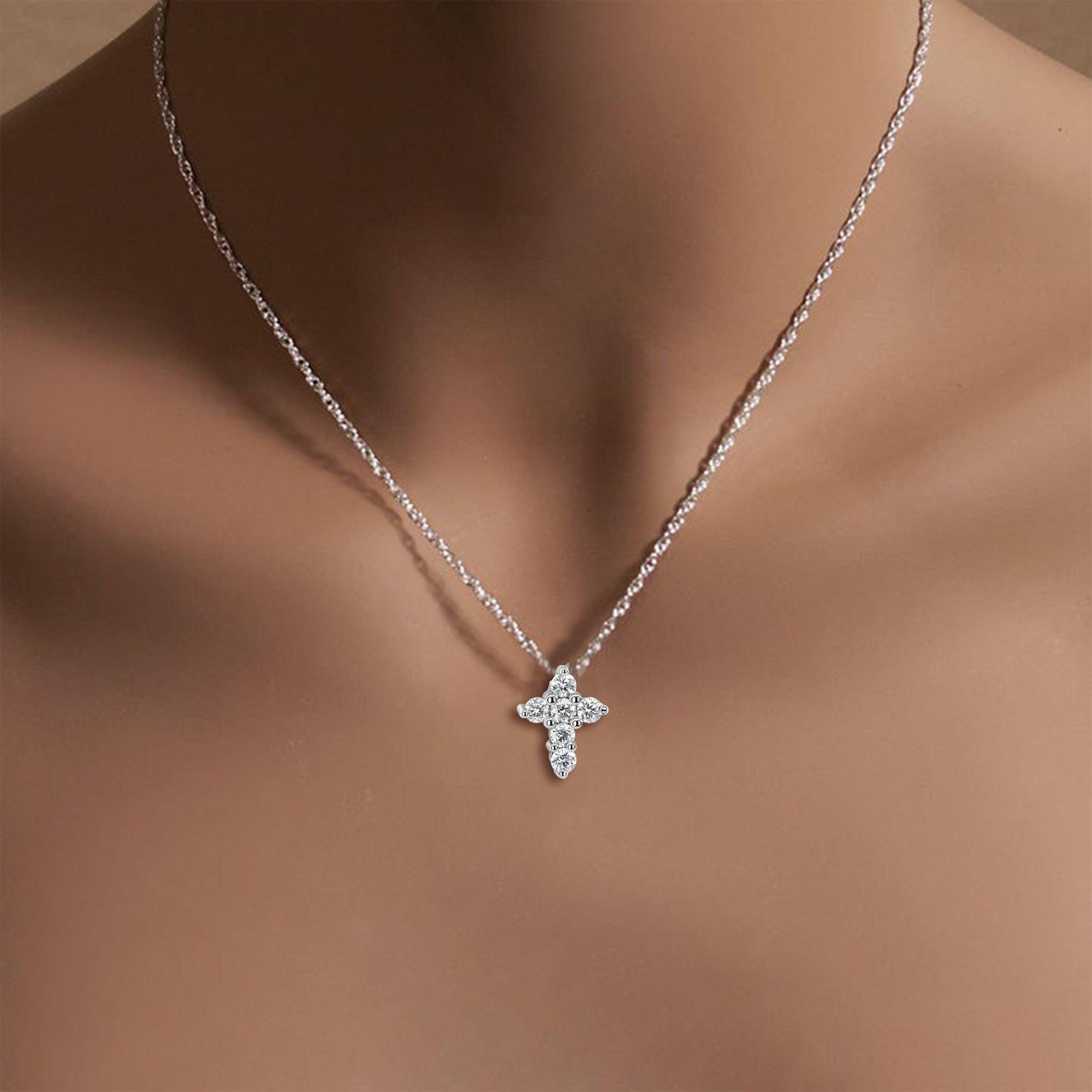 ♥ Riepilogo del prodotto ♥

Pietra principale: Diamante
Circa. Peso in carati del diamante: .92cttw
Taglio del diamante: Rotondo
Numero di diamanti: 6
Materiale del ciondolo: Oro bianco 14k 
Peso: 5 grammi
Dimensioni: 15 mm x 12 mm
Catena: 18