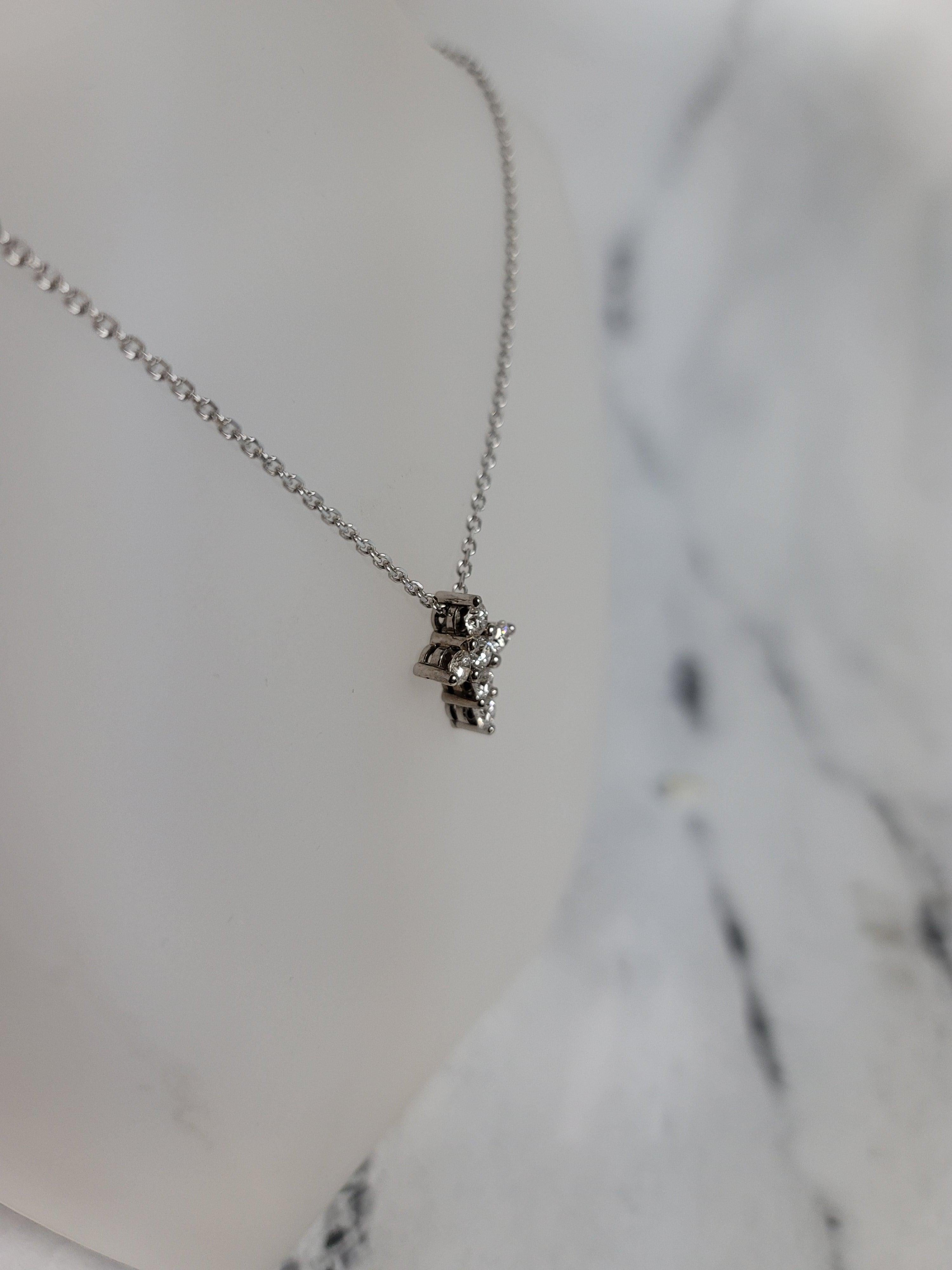 Collana con diamanti a croce piccola da un carato in oro bianco 14k In condizioni Nuovo in vendita a Sugar Land, TX