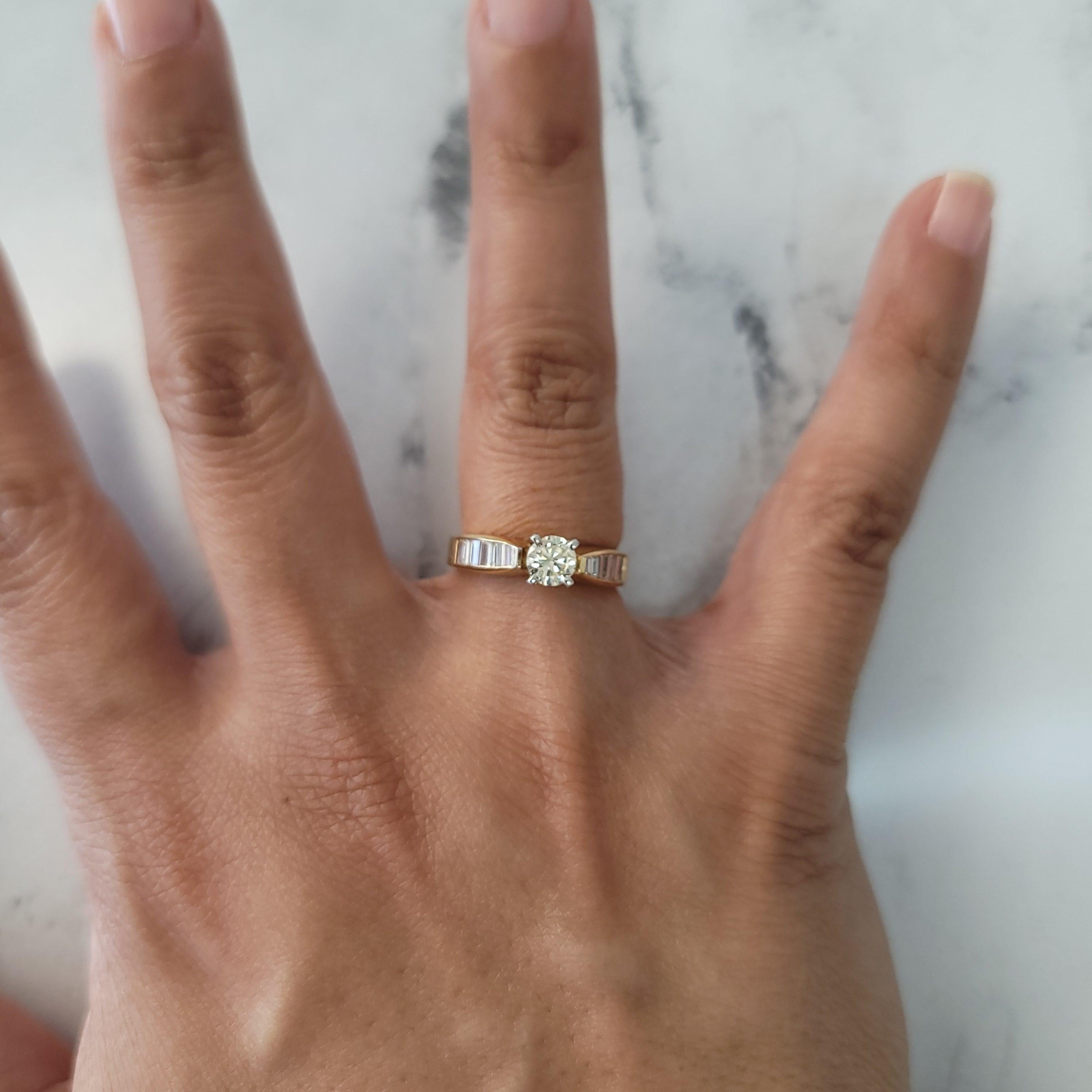 Taglio rotondo One Carat Solitaire with Baguette Accented Diamond Engagement Ring in vendita