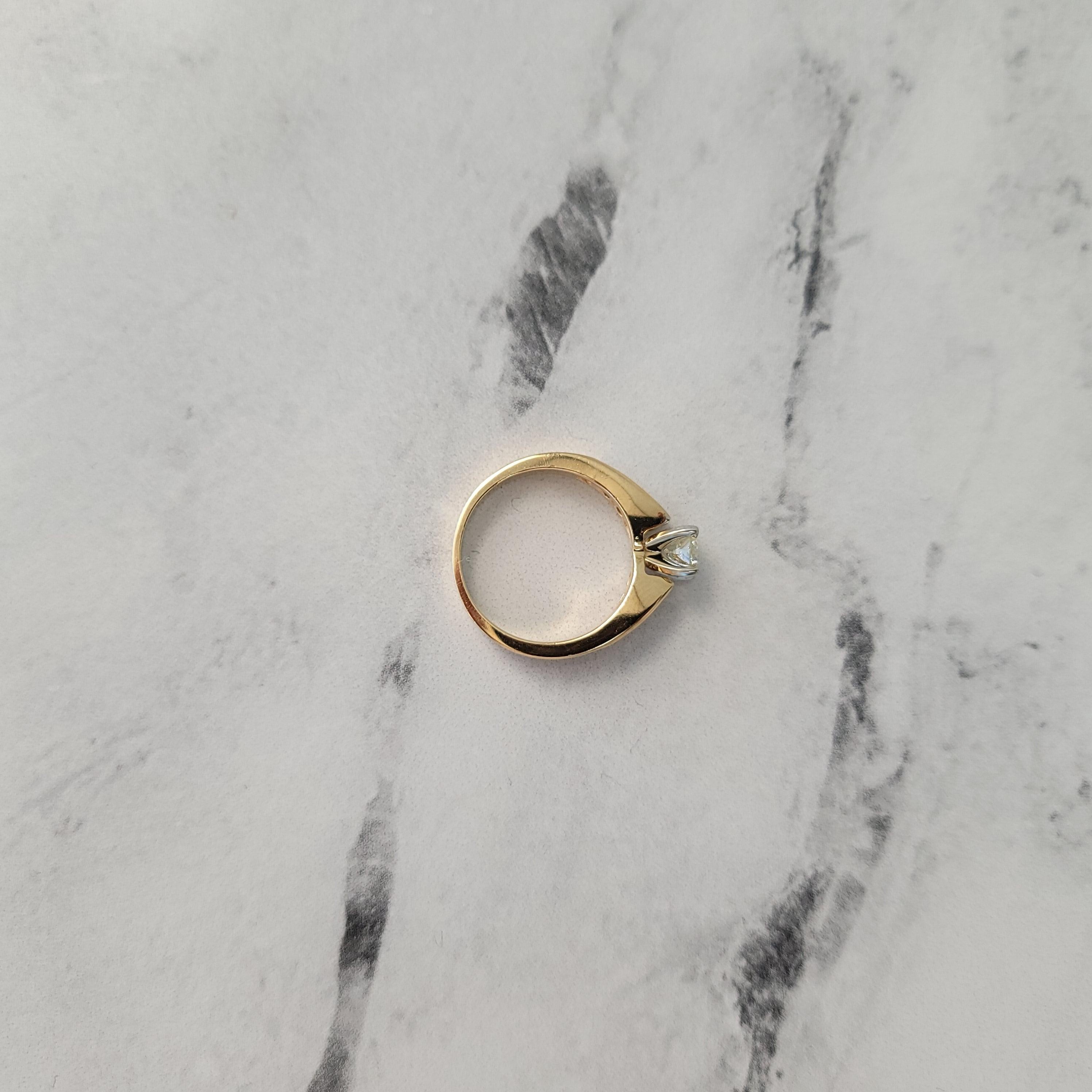 One Carat Solitaire with Baguette Accented Diamond Engagement Ring In condizioni Nuovo in vendita a Sugar Land, TX
