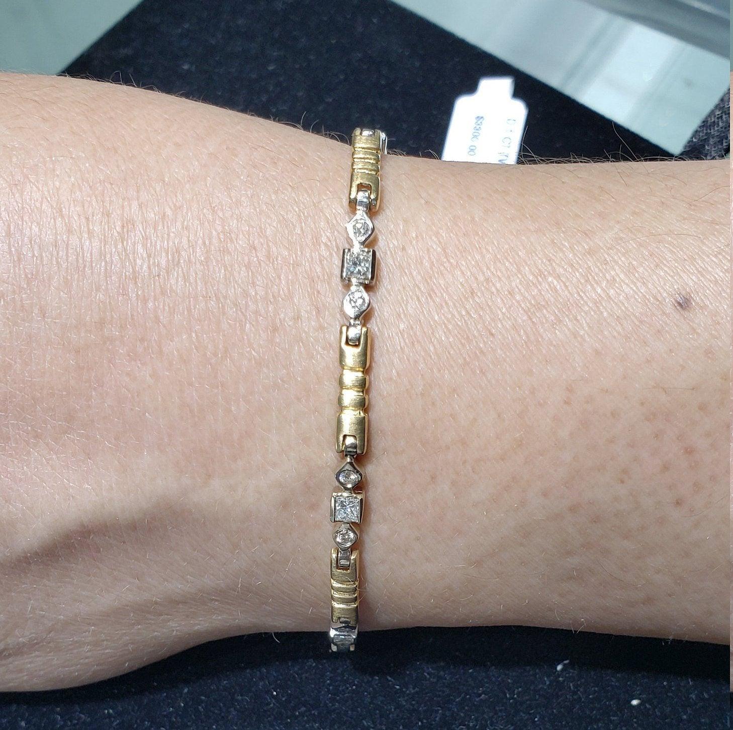 ♥ Tennisarmband Beschreibung ♥

Hauptstein: Diamant 
Ungefähr. Diamant Karat Gewicht: 1.00cttw
Farbe des Diamanten: G
Diamant Reinheit: VS2
Metall Typ: 14K Zwei getönten Gold 
Stein-Schliff: Prinzessin & Rund
Anzahl von Steinen: 21
Metall Gewicht:
