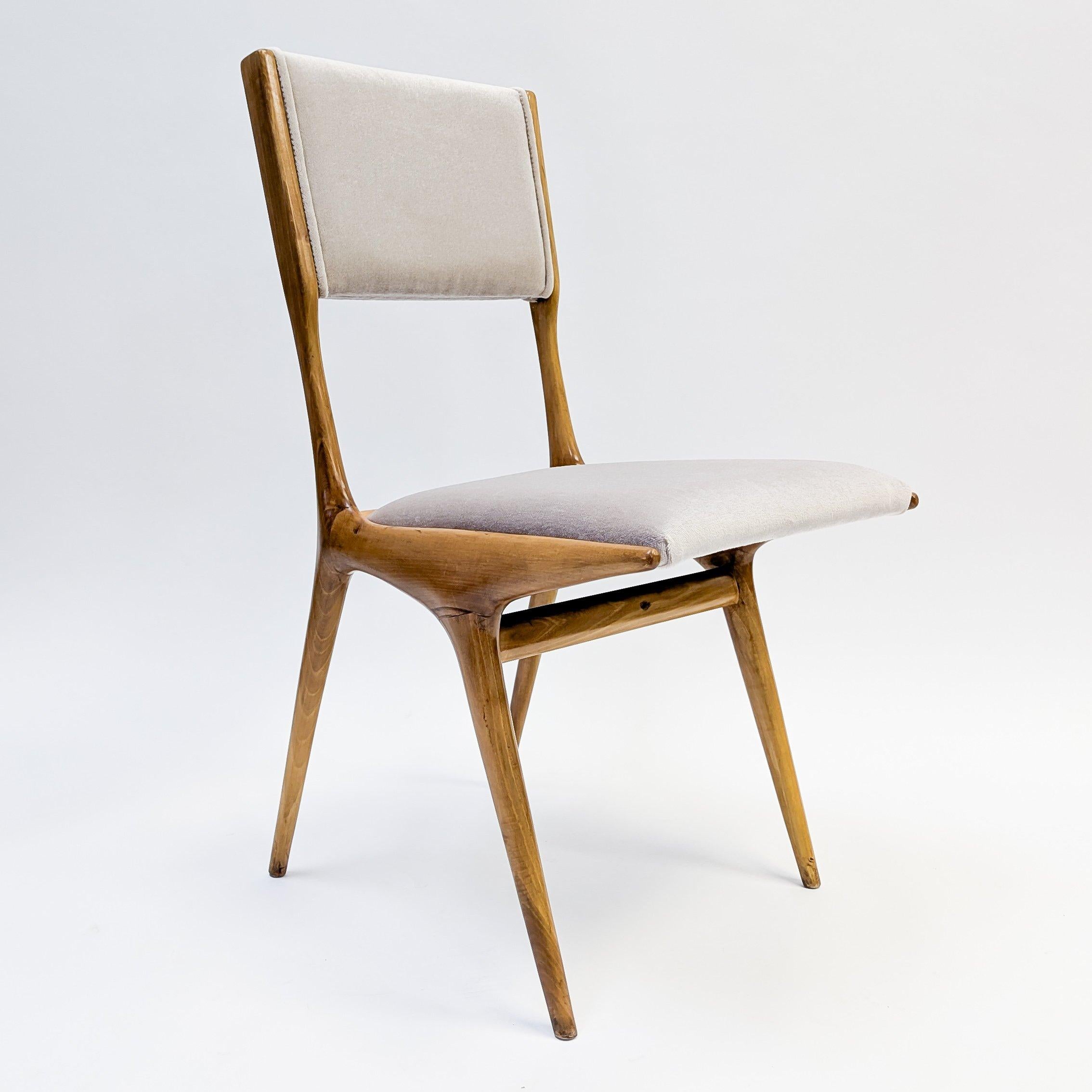 Carlo De Carli fue un arquitecto y diseñador fundamental del siglo XX, conocido por sus importantes contribuciones al diseño y la educación en Italia. Tras licenciarse en el Politécnico de Milán en 1934, permaneció profundamente vinculado a la