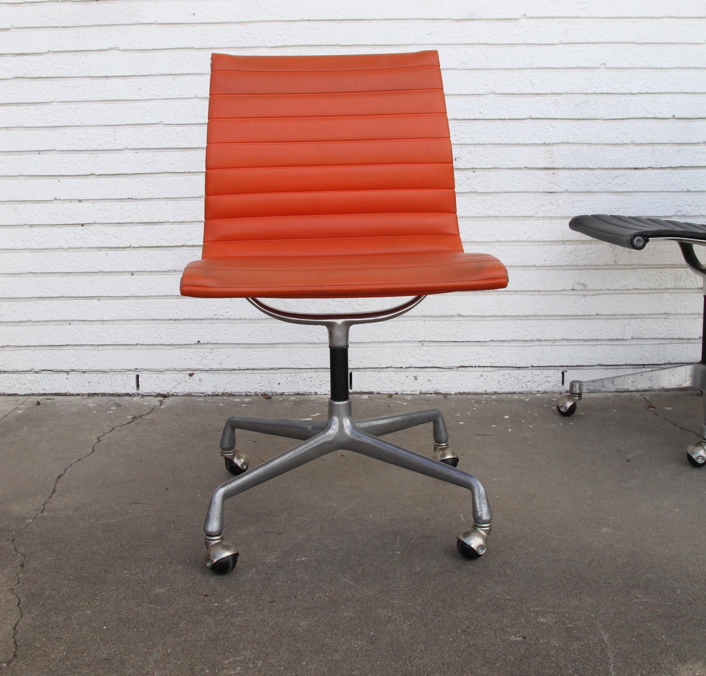 Mid-Century Modern One Charles Eames Herman Miller Aluminum Group Chair For Sale