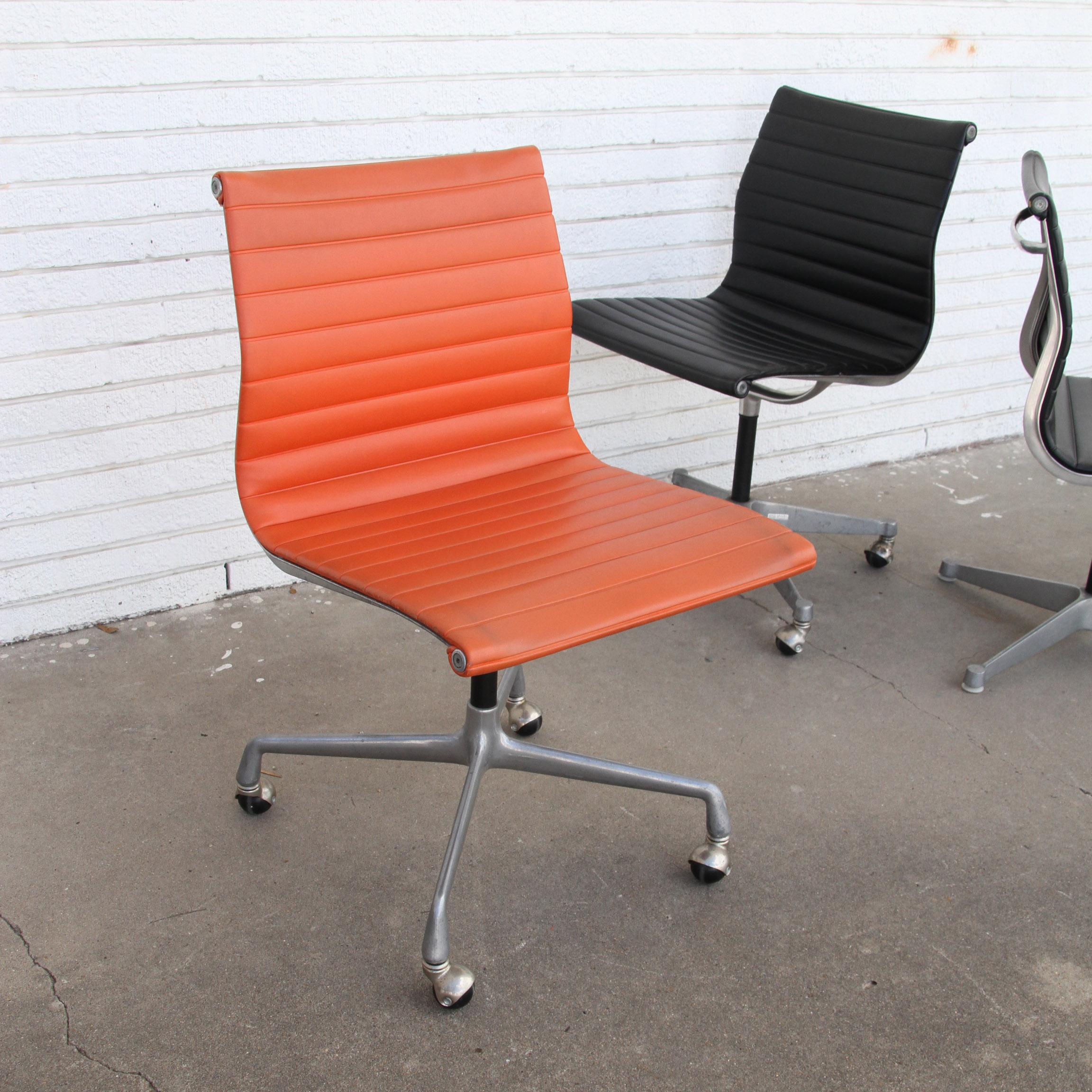 Mid-Century Modern One Charles Eames Herman Miller Aluminum Group Chair For Sale
