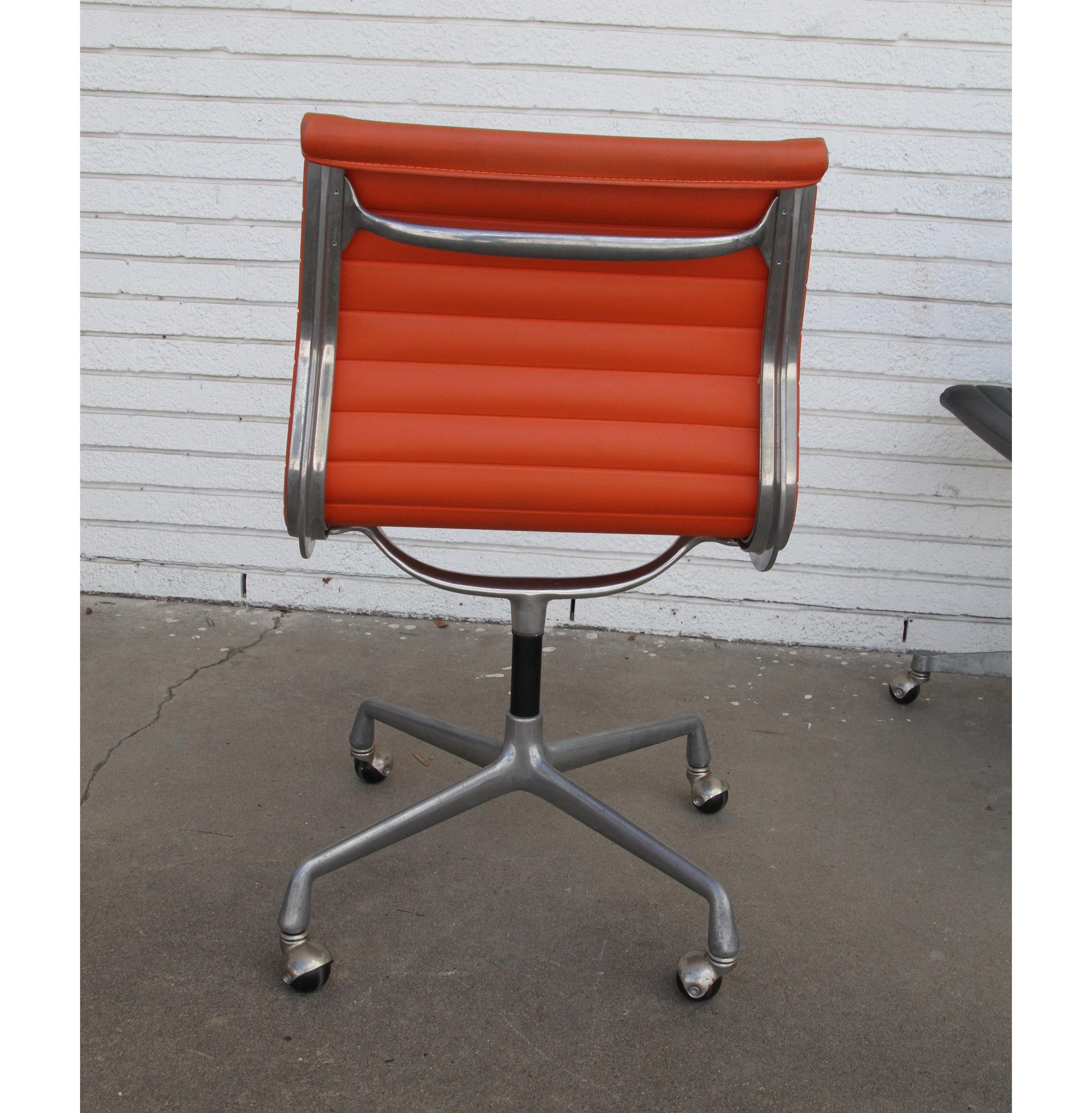 Late 20th Century One Charles Eames Herman Miller Aluminum Group Chair For Sale