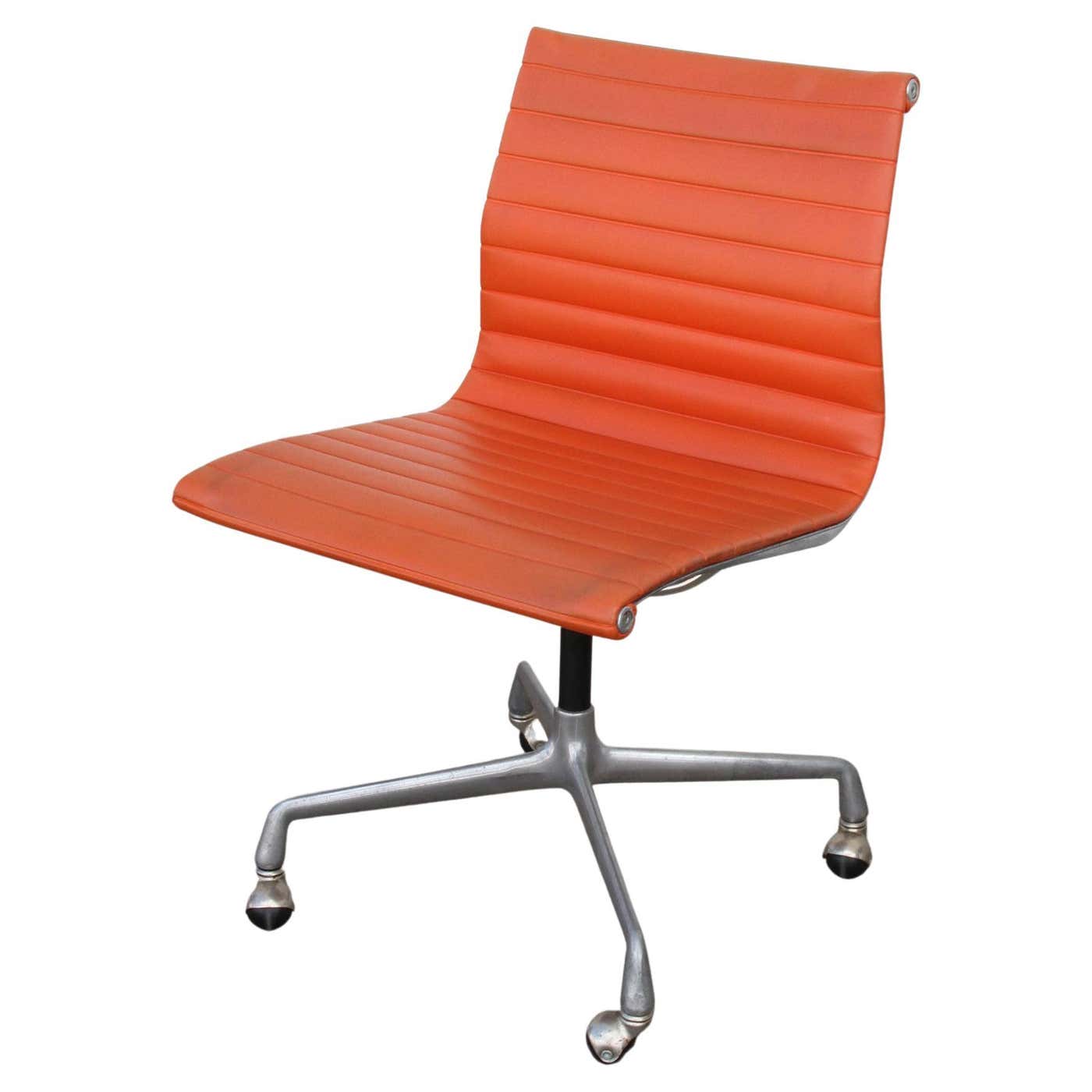 One Charles Eames Herman Miller Aluminum Group Chair For Sale at ...