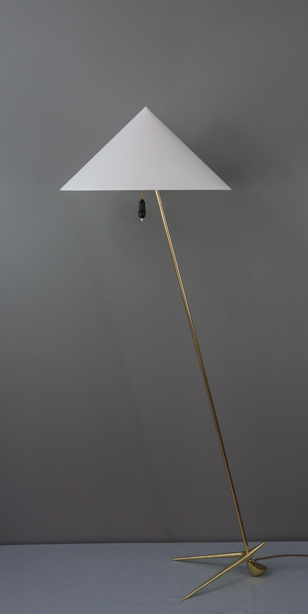 One charming golf floor lamps, designed by Rupert Nikoll, Vienna, 1950
The lamp shade have been renewed as well based on the original dimensions.
Polished and stove enamelled

