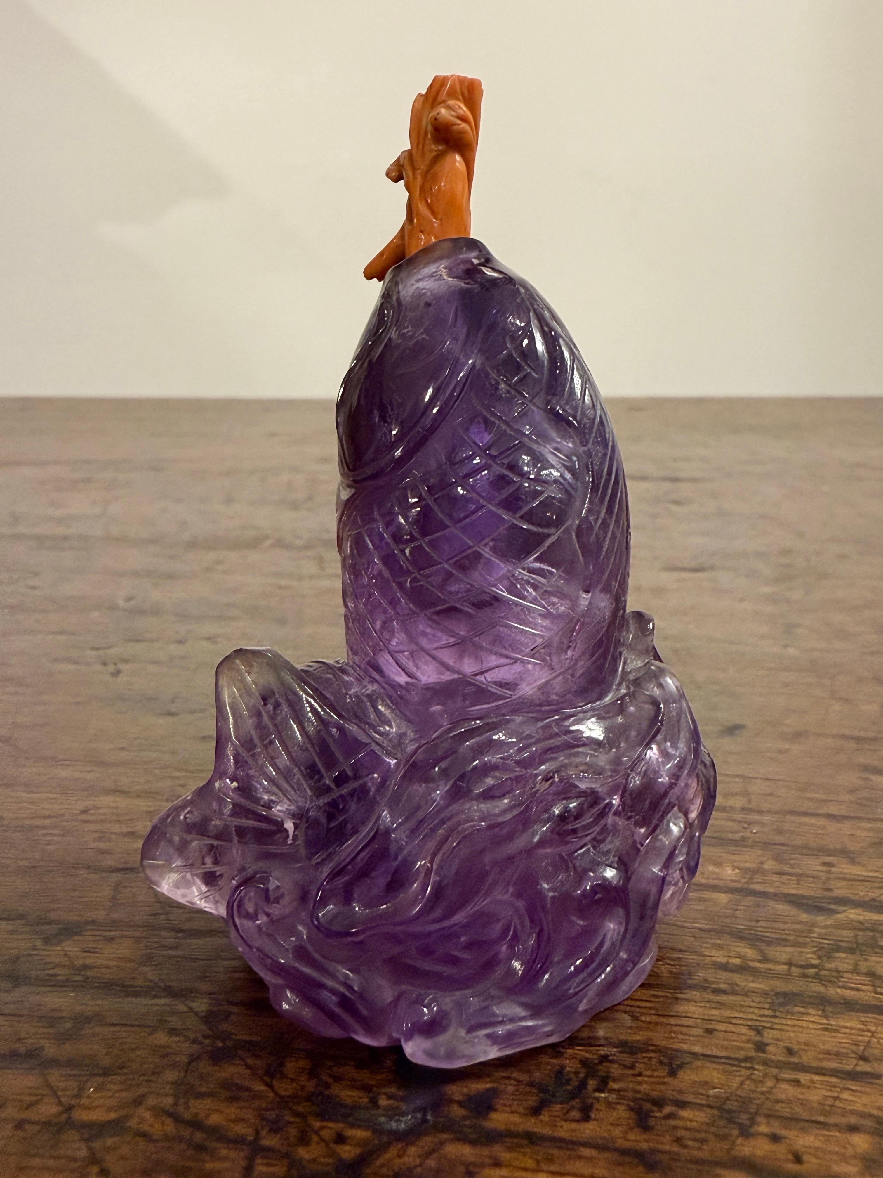 One Chinese Carved Carp Amethyst Snuff bottle, 18th Century In Good Condition For Sale In ARMADALE, VIC