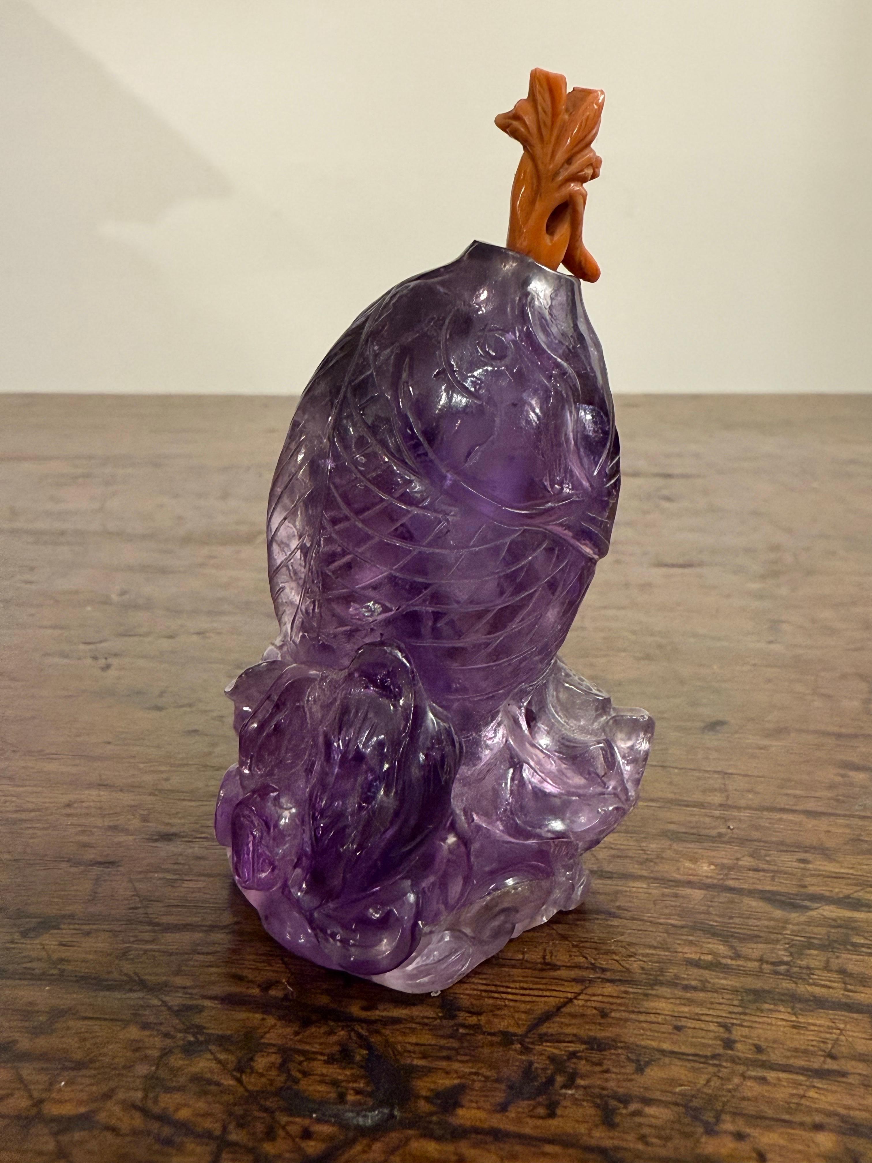 One Chinese Carved Carp Amethyst Snuff bottle, 18th Century For Sale 2