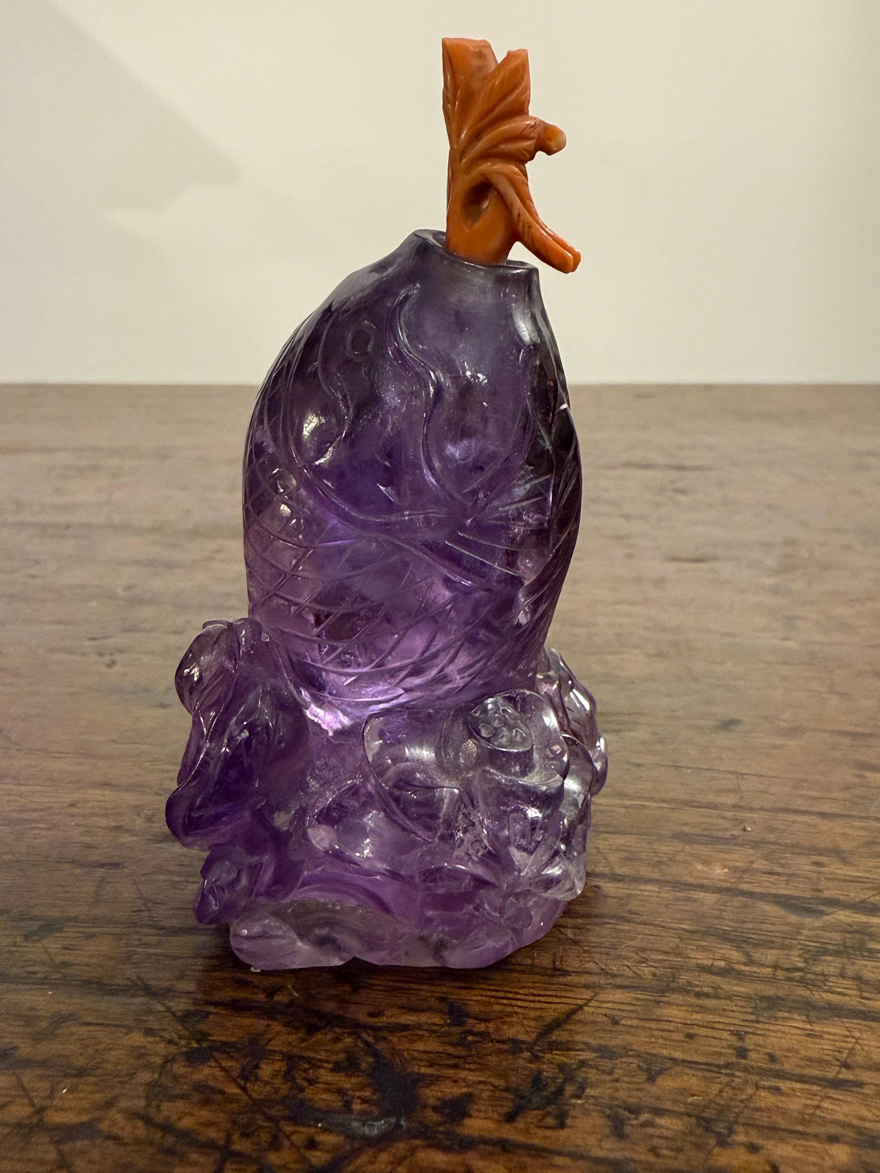 One Chinese Carved Carp Amethyst Snuff bottle, 18th Century For Sale 3