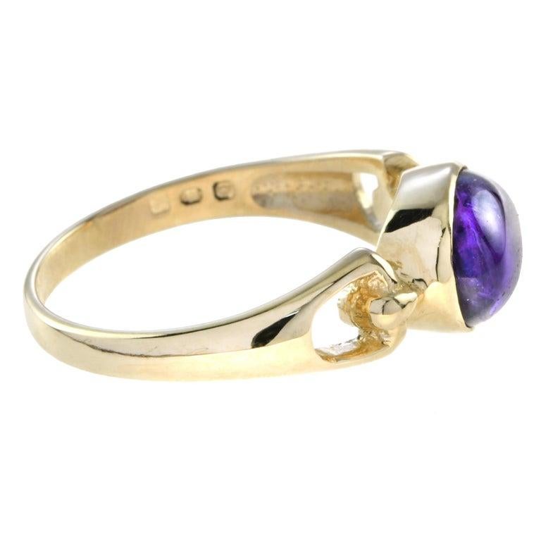 Taille cabochon One Classic Oval Shape Cabochon Purple Violet Amethyst Cabochon 14K Gold Ring en vente