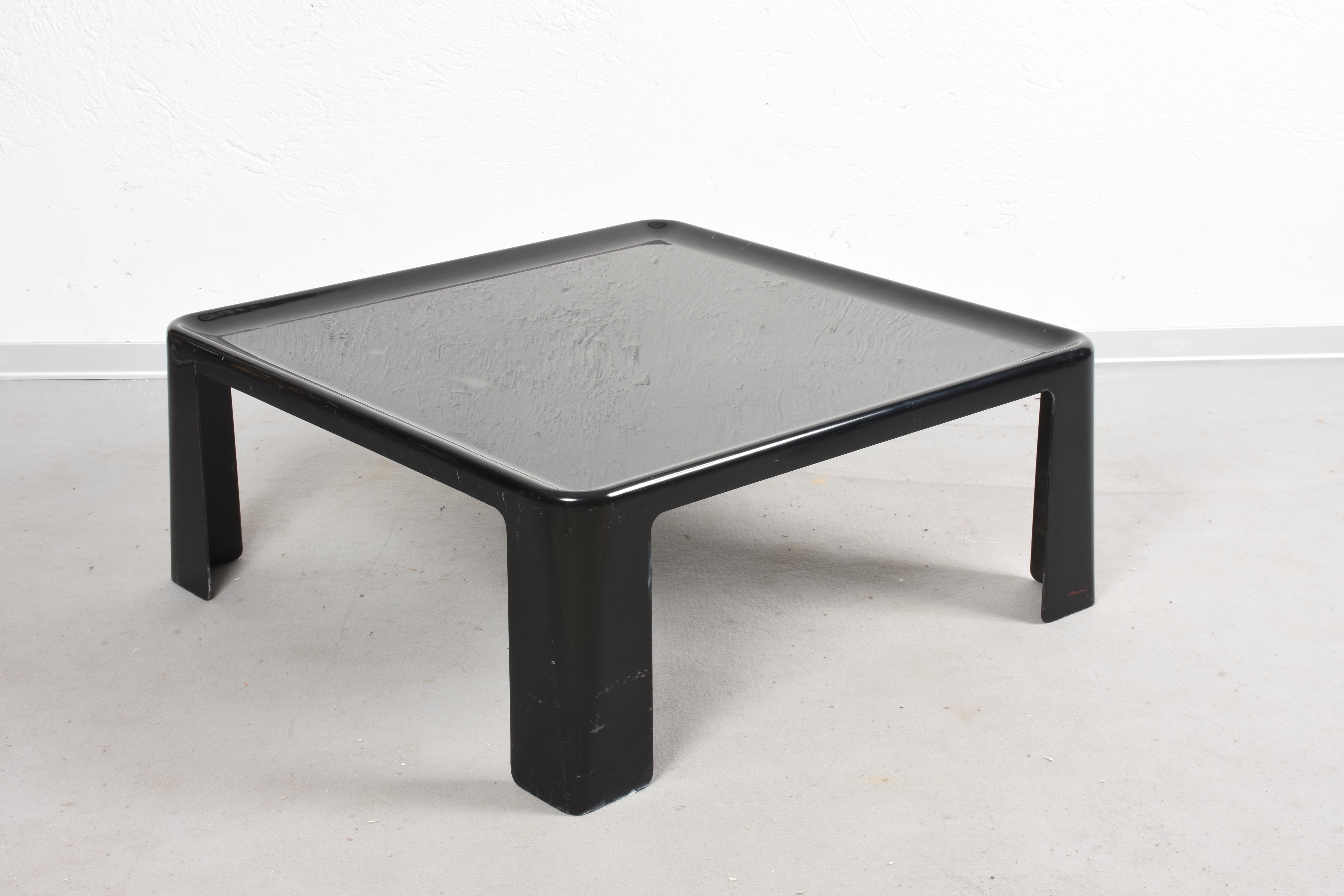 Dieser Beistelltisch oder Couchtisch ist aus Fiberglas (Fiberlite) in Schwarz gefertigt. Er ist quadratisch und hat eine eingedrückte Tischplatte. Er wurde in den 1960er Jahren von Mario Bellini für C&B Italia entworfen.
Dieser Tisch ist das große