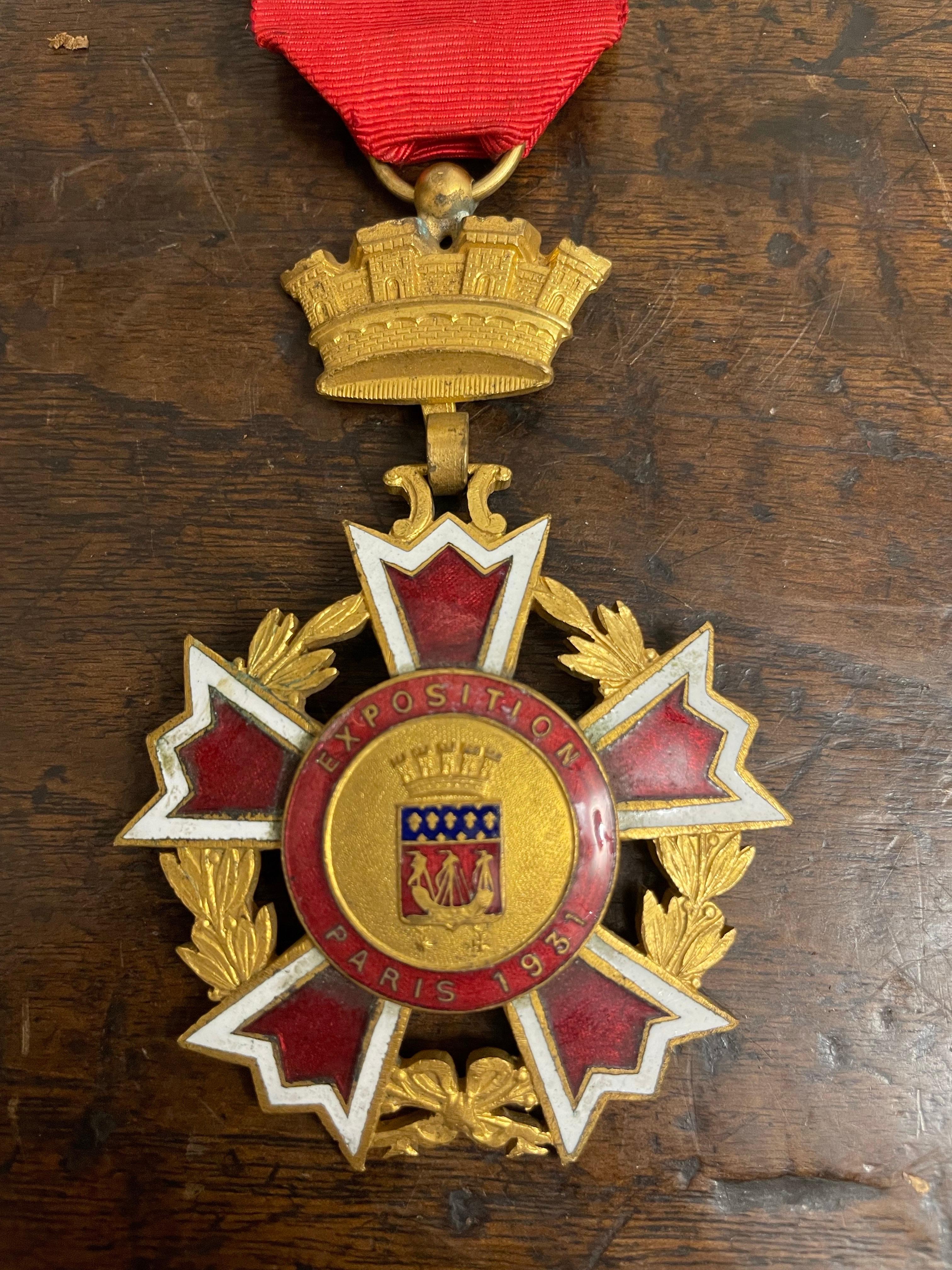 Une médaille commémorative, EXPOSITION, PARIS, 1931

Provenance : Collection privée de Melbourne.

Dimensions : Hauteur : 8,5 cm Largeur : 5,5 cm Profondeur : 2 mm Hauteur : 8,5 cm Largeur : 5,5 cm Profondeur : 2mm.