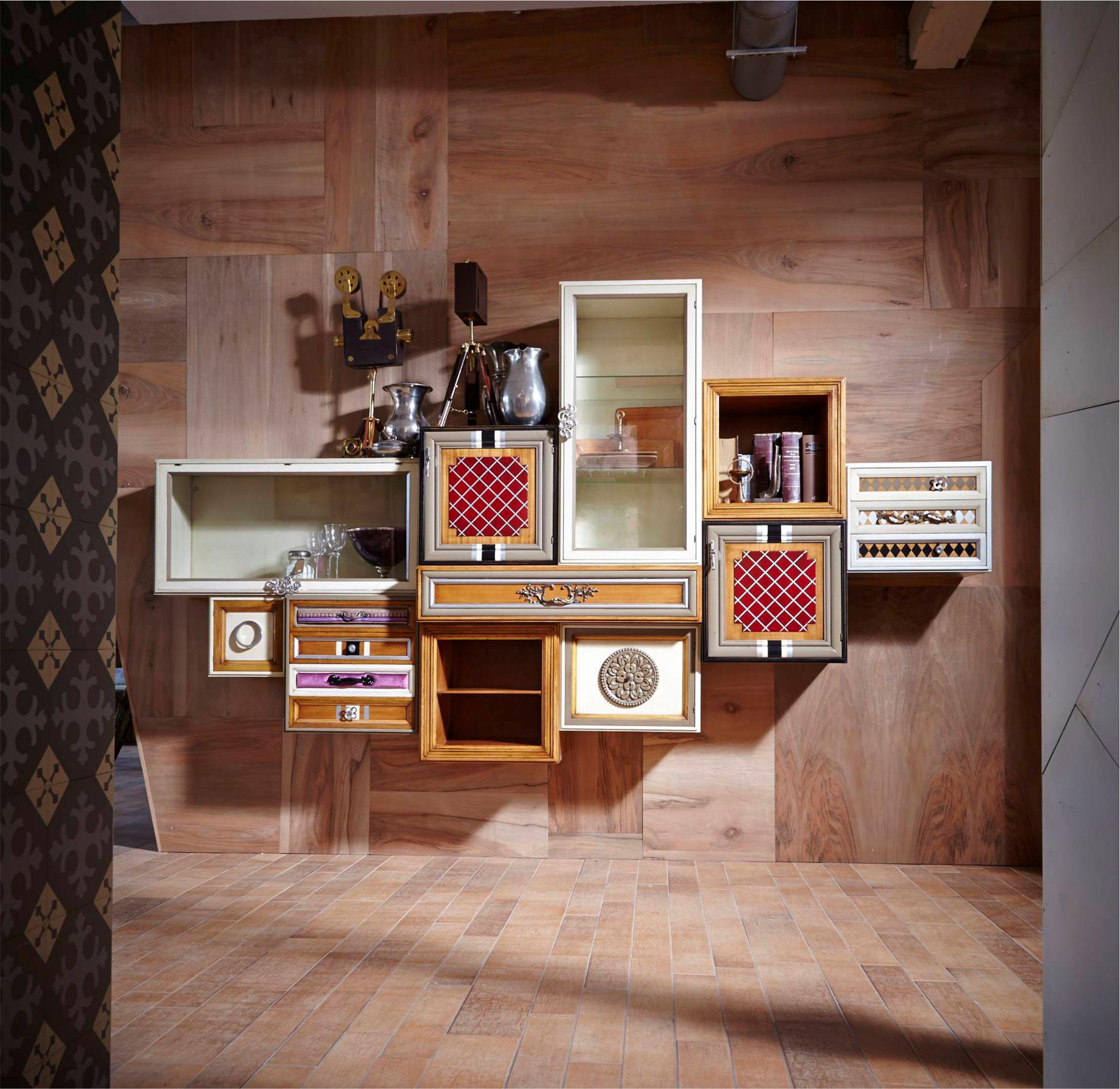 Buffet à une composition par Lola Glamour
Dimensions : D 45 x L 300 x H 170 cm
MATERIAL : Bois.

L'une des combinaisons les plus élégantes de la série One. Ce buffet suspendu à douze modules indépendants, avec six portes, huit tiroirs et deux