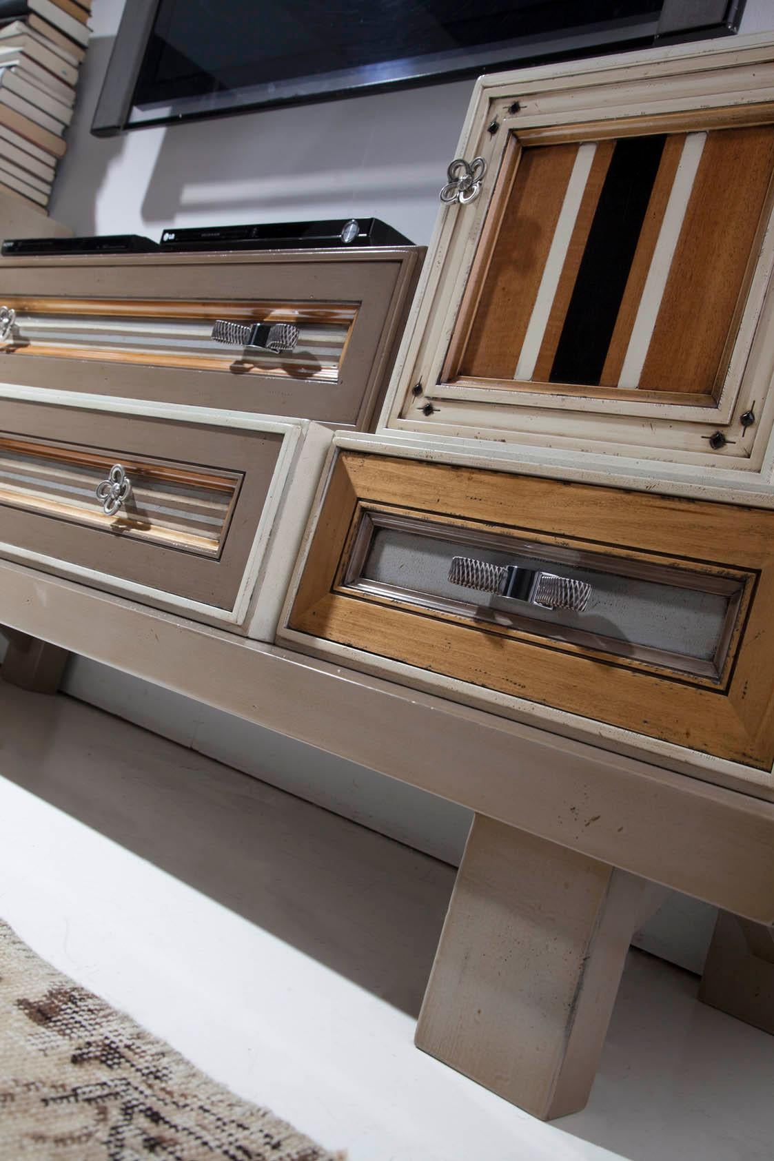 One Composition Sideboard mit vier Türen und drei Schubladen von Lola Glamour (21. Jahrhundert und zeitgenössisch) im Angebot