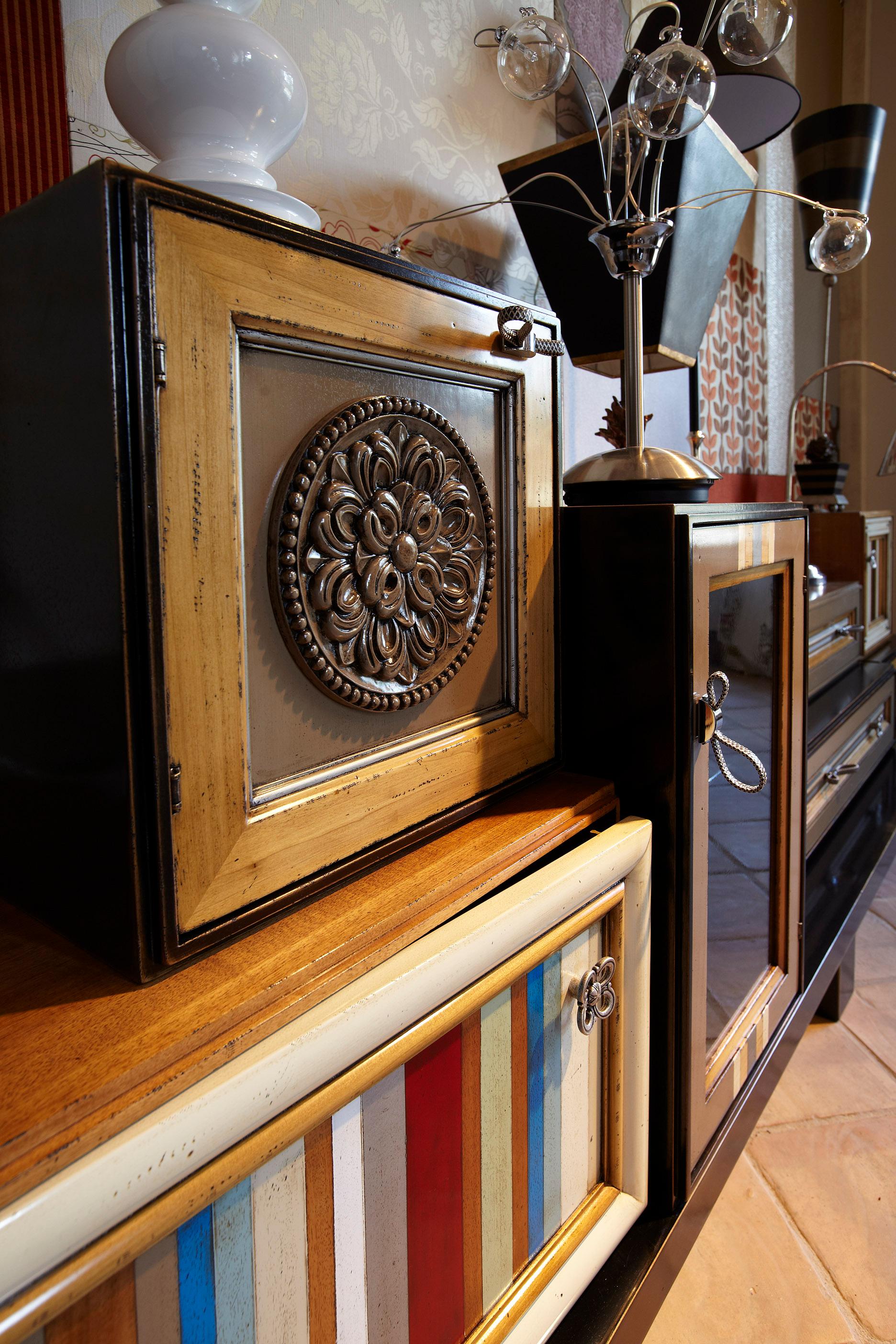 One Composition Sideboard mit vier Türen und drei Schubladen von Lola Glamour (Holz) im Angebot