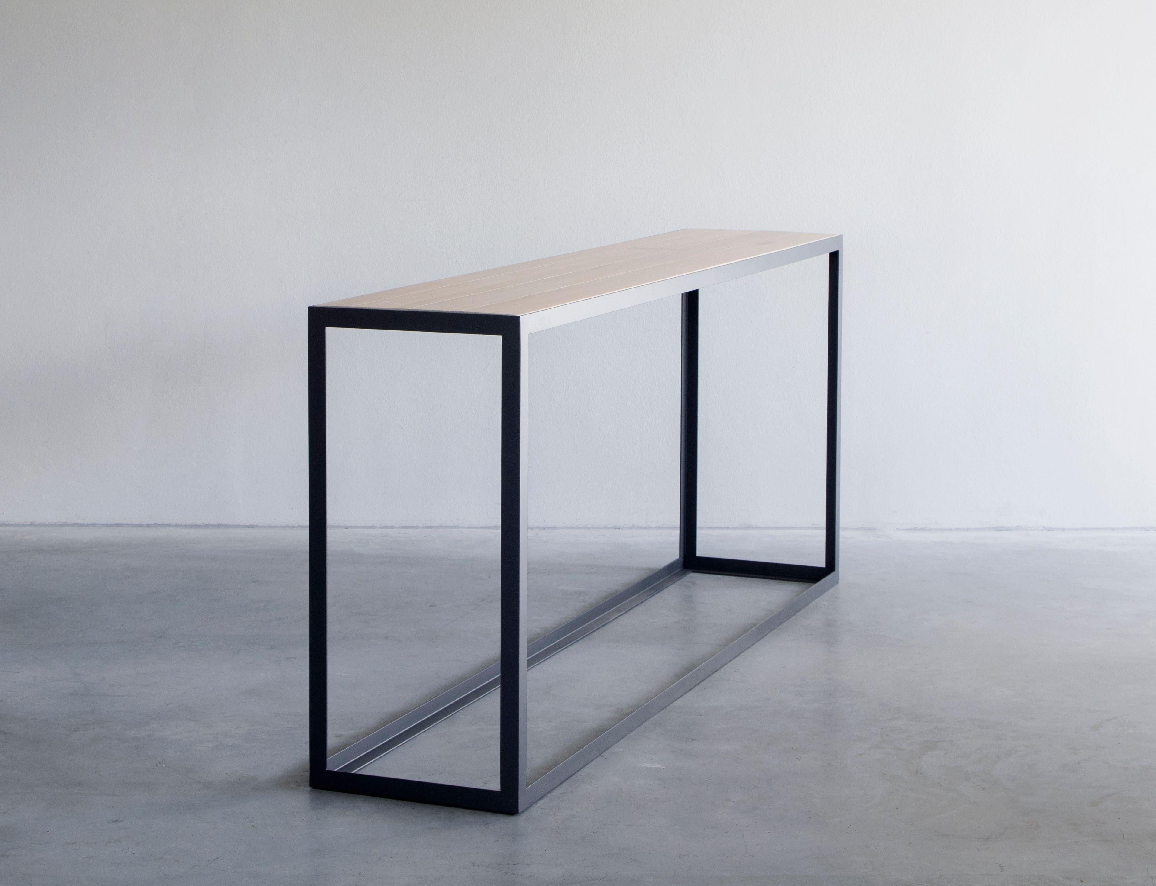 Table console One par Van Rossum
Dimensions : D200 x L40 x H60 cm
MATERIAL : Chêne, acier.

Le bois est disponible dans toutes les couleurs standard de Van Rossum, ou dans une finition assortie à l'échantillon du client.
L'acier est disponible en