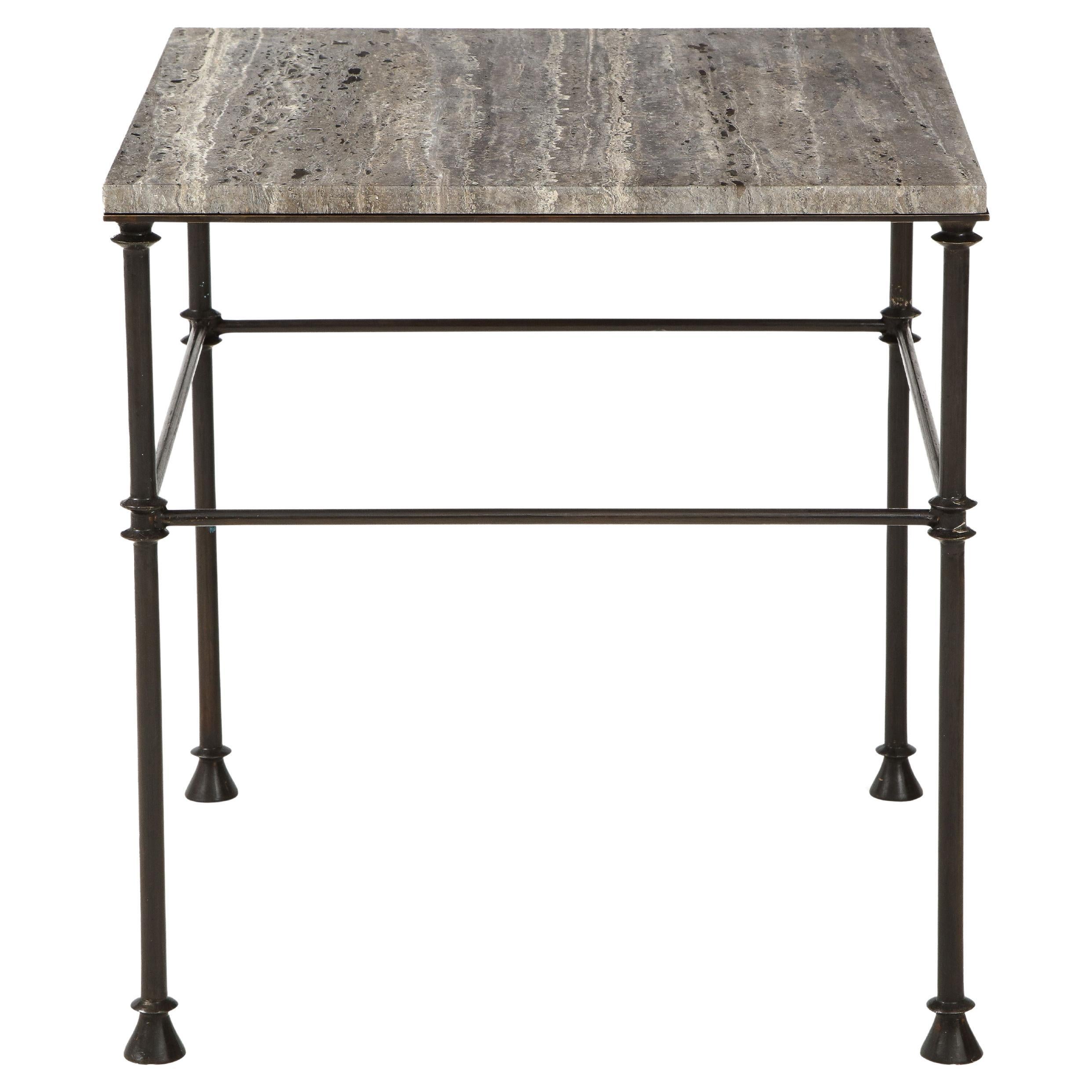 Table d'extrémité de canapé faite sur mesure, pieds en bronze et plateau en travertin de couleur ocan bleu