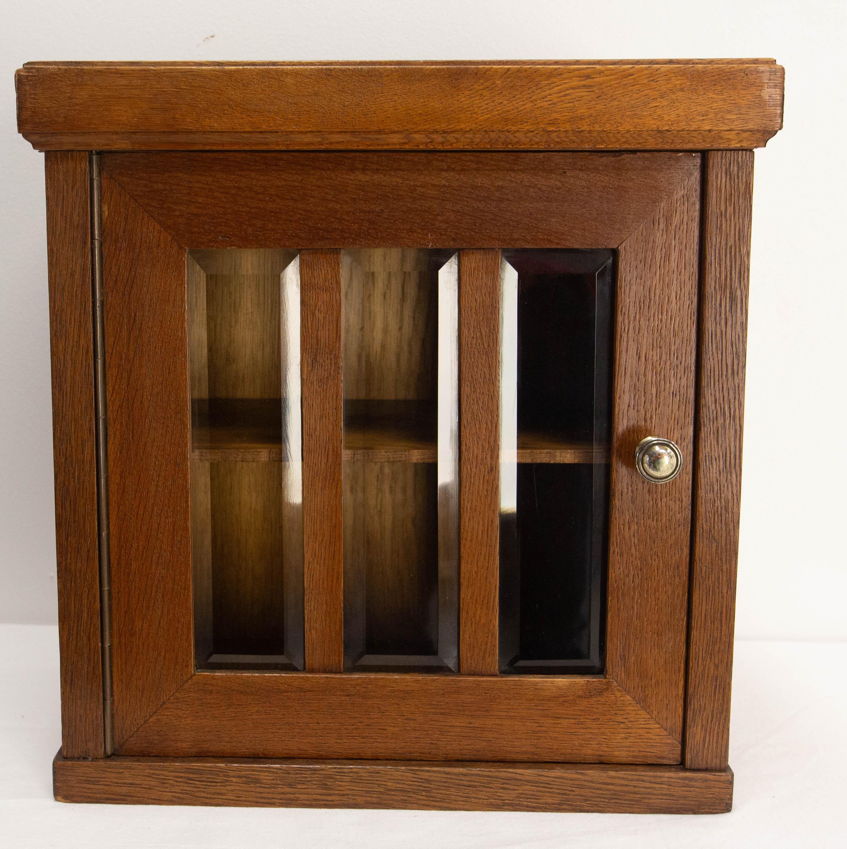 Eintüriger Wandschrank mit drei abgeschrägten Gläsern 1920 (Moderne der Mitte des Jahrhunderts) im Angebot