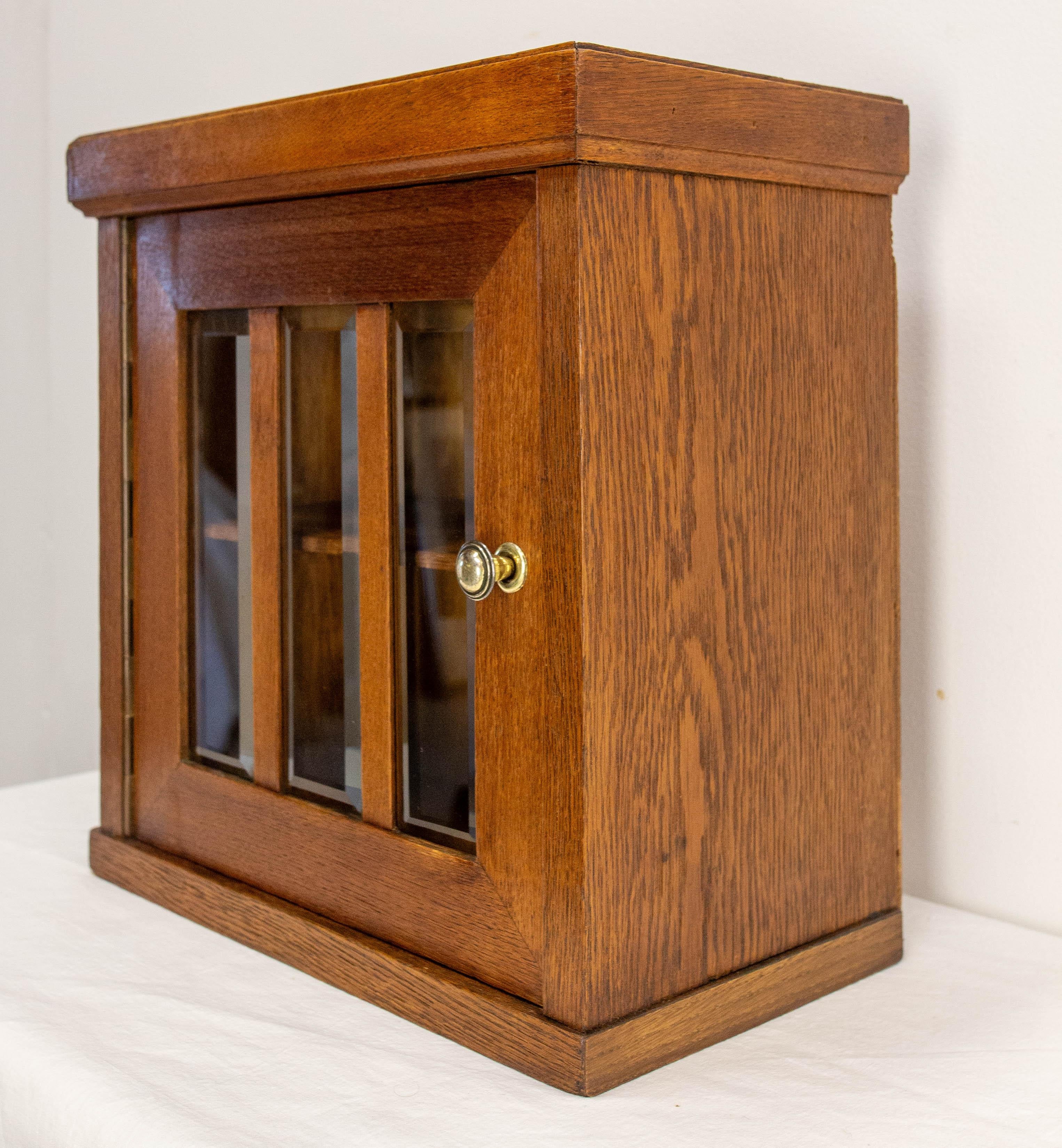 Eintüriger Wandschrank mit drei abgeschrägten Gläsern 1920 (Französisch) im Angebot