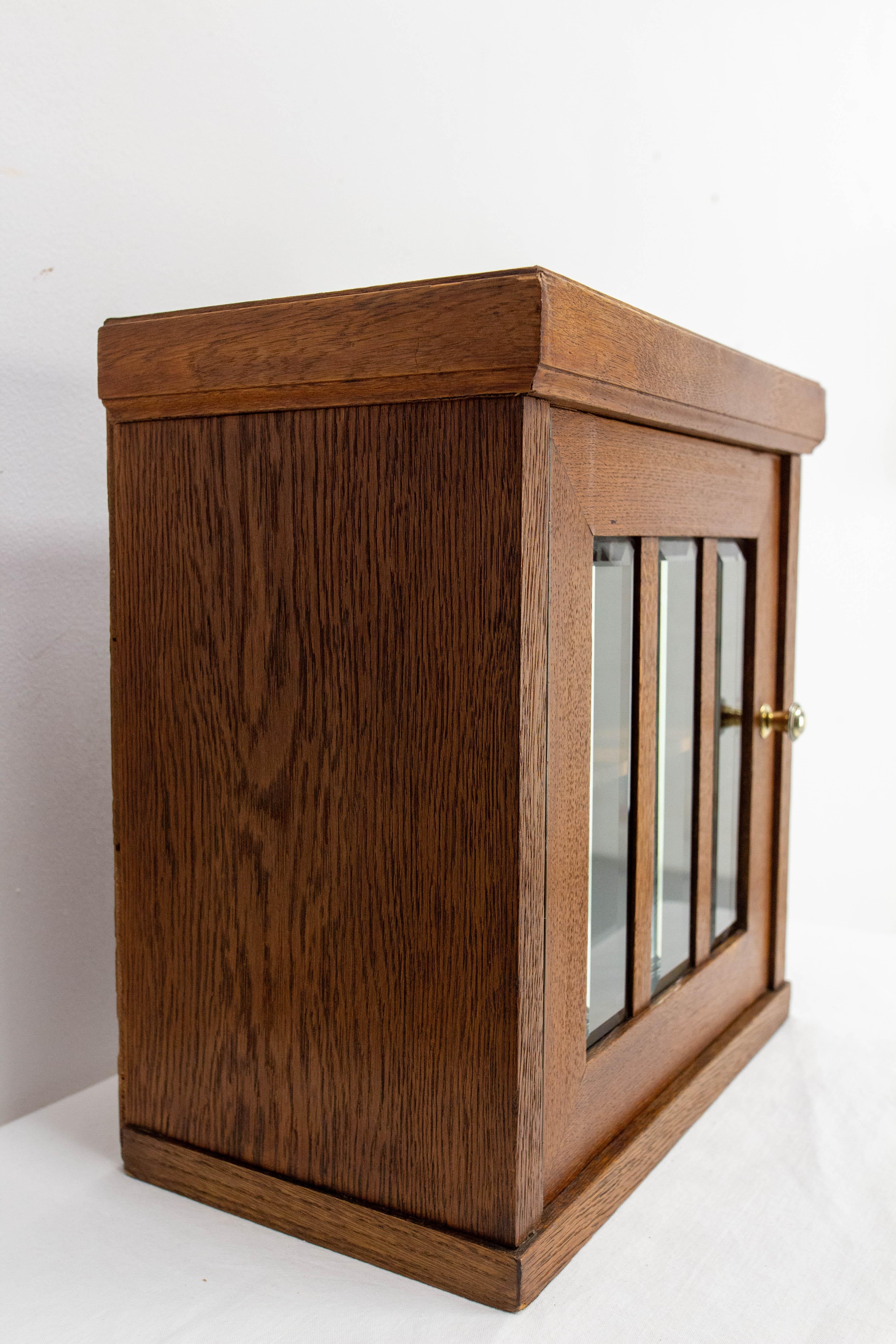 Eintüriger Wandschrank mit drei abgeschrägten Gläsern 1920 im Zustand „Gut“ im Angebot in Labrit, Landes