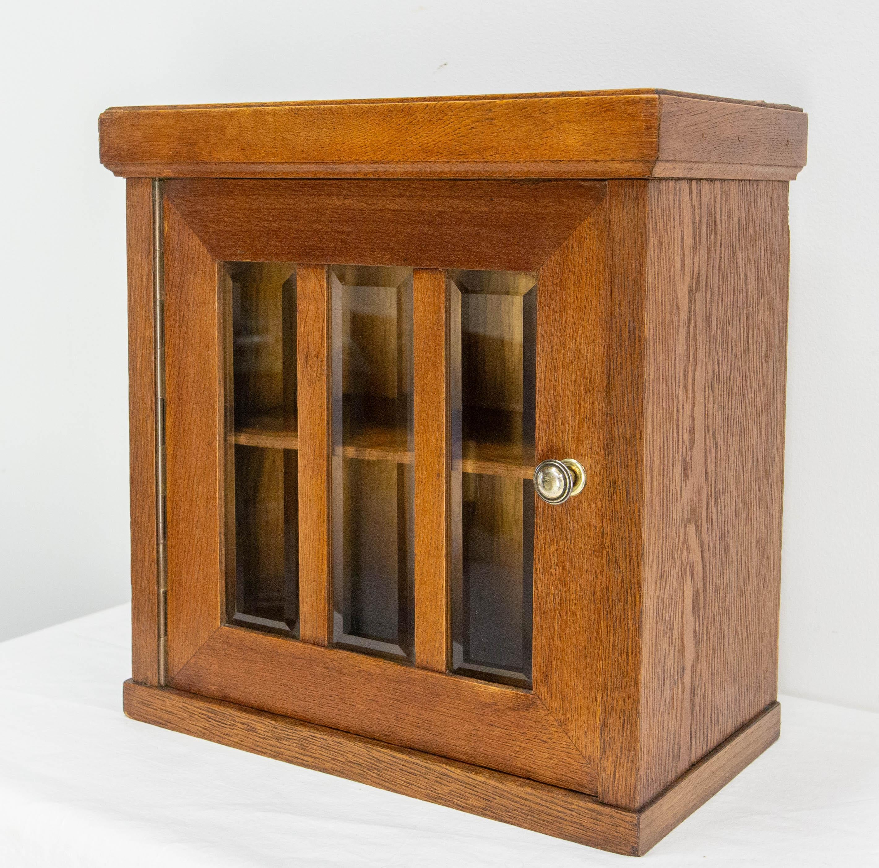 Eintüriger Wandschrank mit drei abgeschrägten Gläsern 1920 (Frühes 20. Jahrhundert) im Angebot