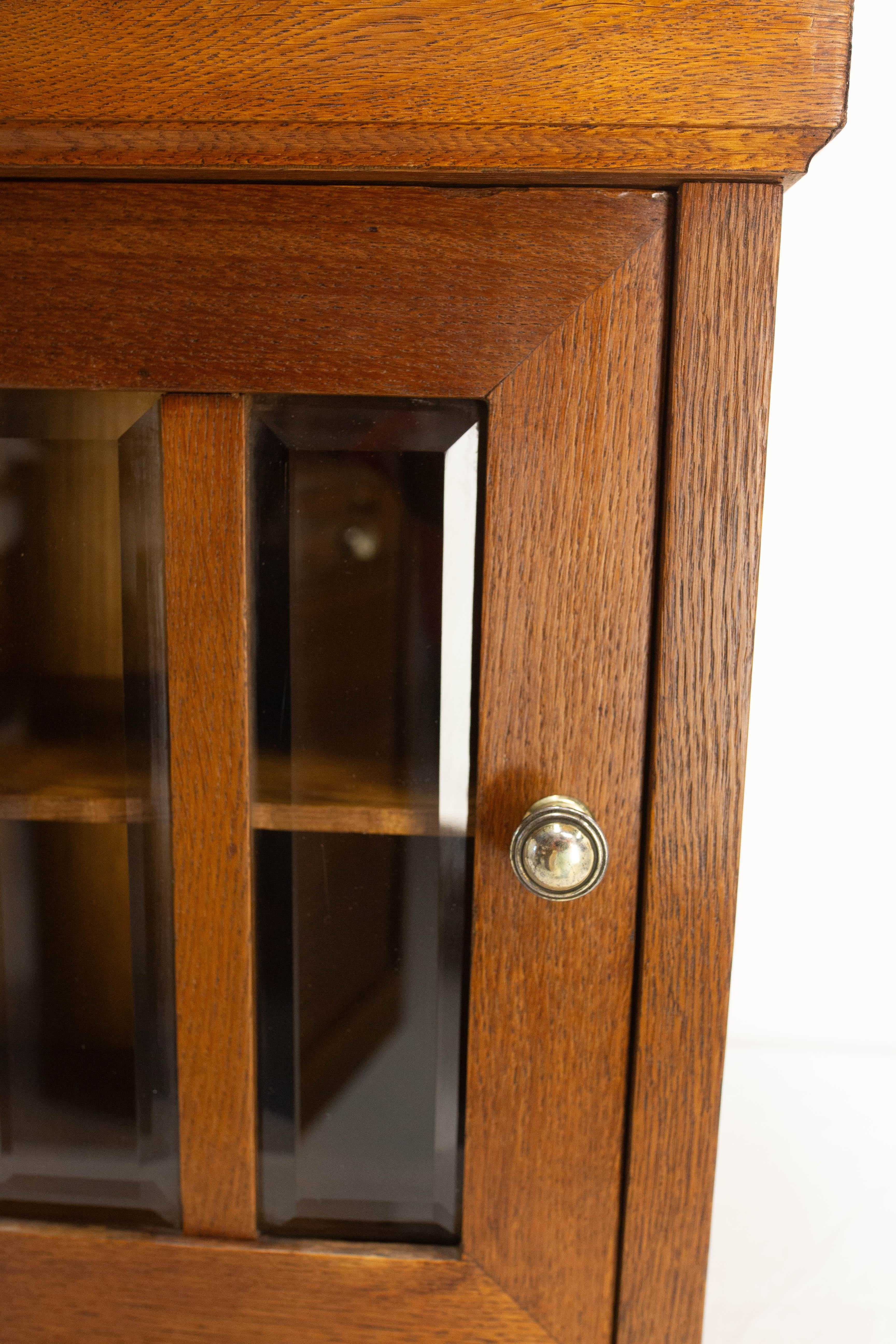Eintüriger Wandschrank mit drei abgeschrägten Gläsern 1920 im Angebot 1