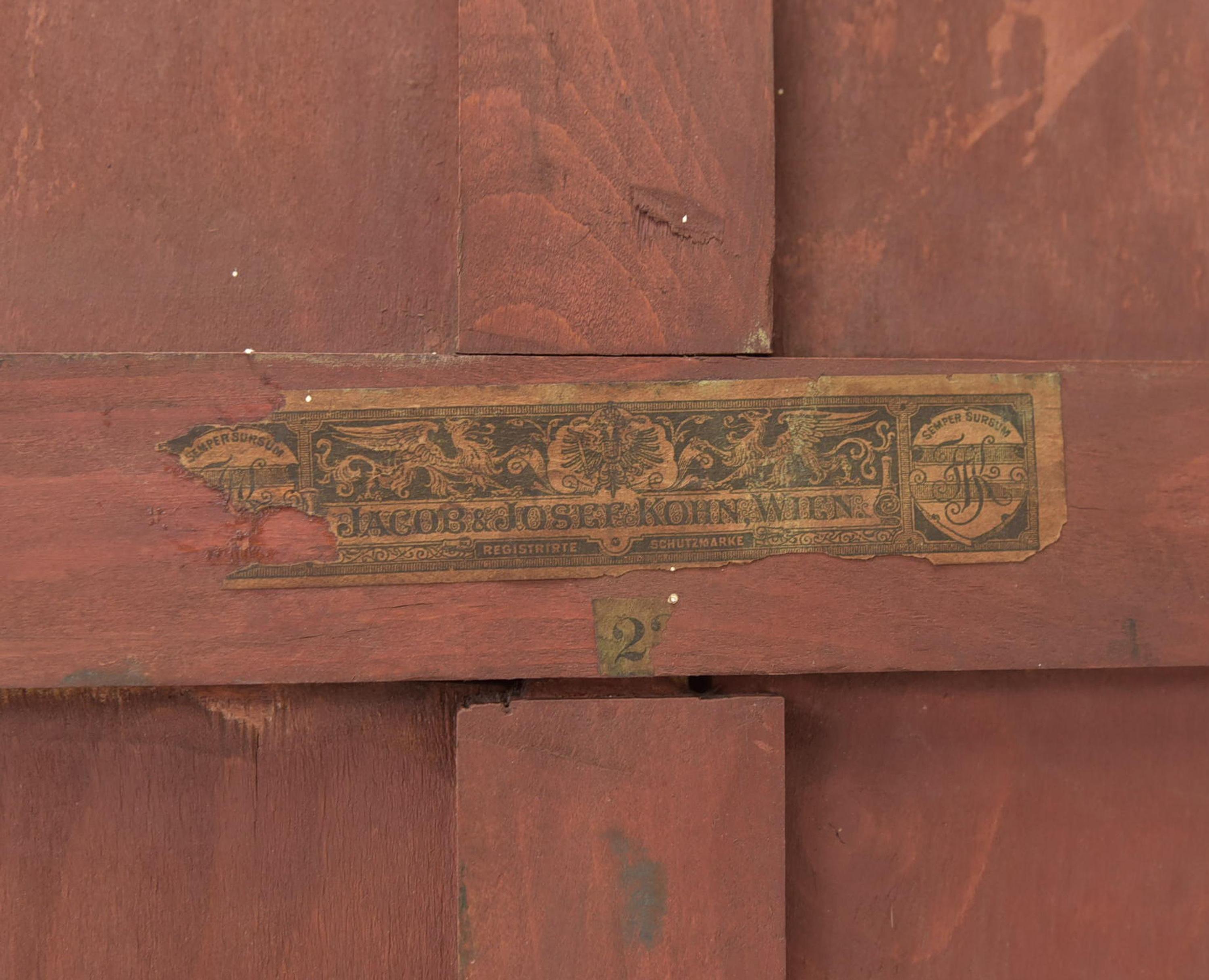Armoire à un porte par J & J Kohn, planche de sol en bois cintré, vers 1920 en vente 7