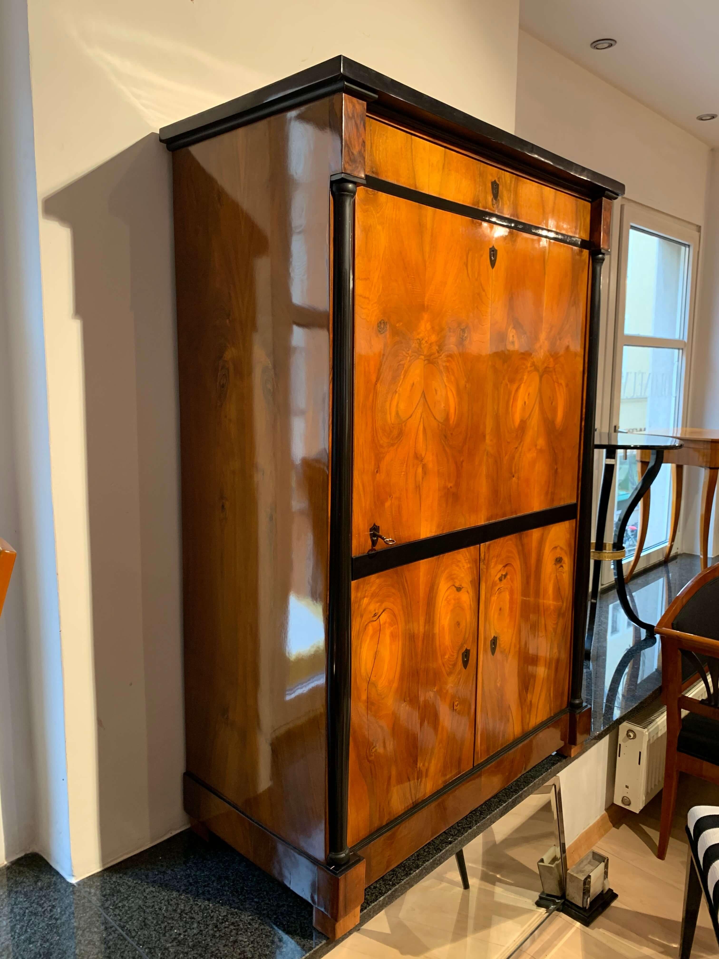 One-Doored Biedermeier Armoire, Walnut and Ash Veneer, Austria, circa 1820 In Good Condition In Regensburg, DE