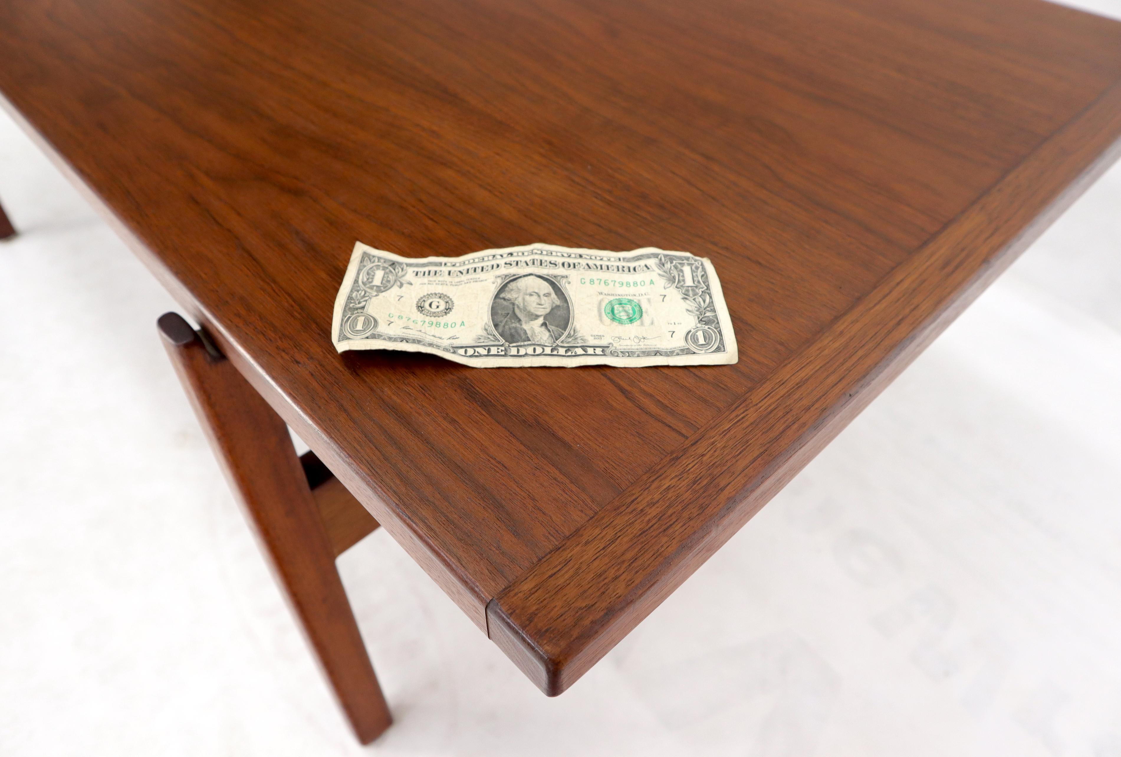 Table basse danoise moderne du milieu du siècle dernier en teck de forme rectangulaire avec un tiroir en vente 4