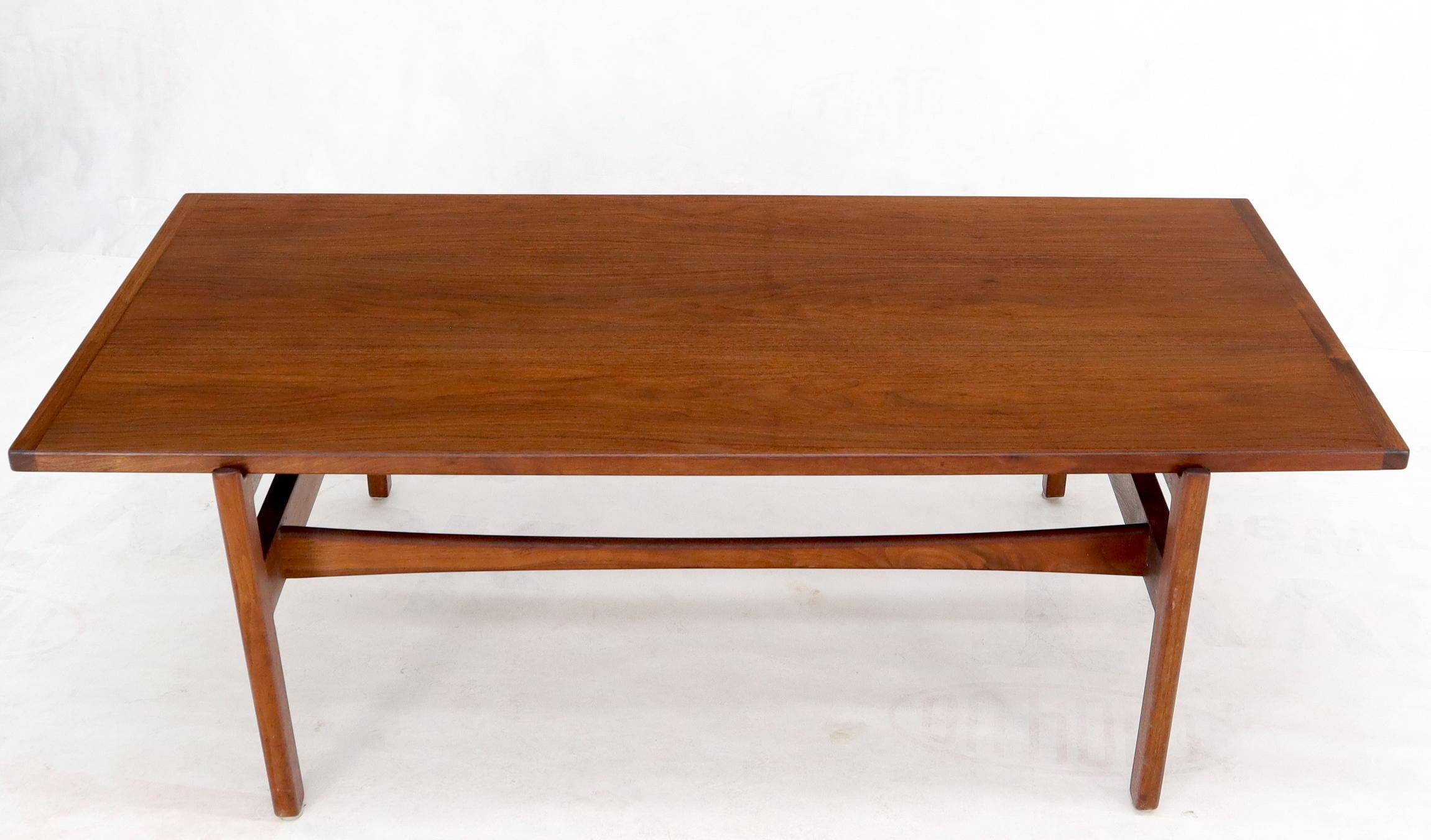 Table basse danoise moderne du milieu du siècle dernier en teck de forme rectangulaire avec un tiroir en vente 7