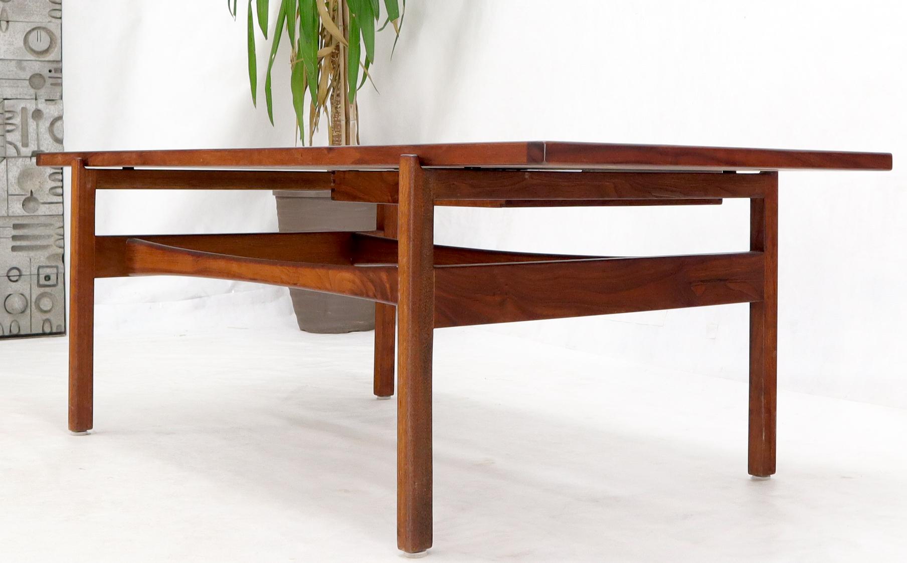 Table basse danoise moderne du milieu du siècle dernier en teck de forme rectangulaire avec un tiroir en vente 8