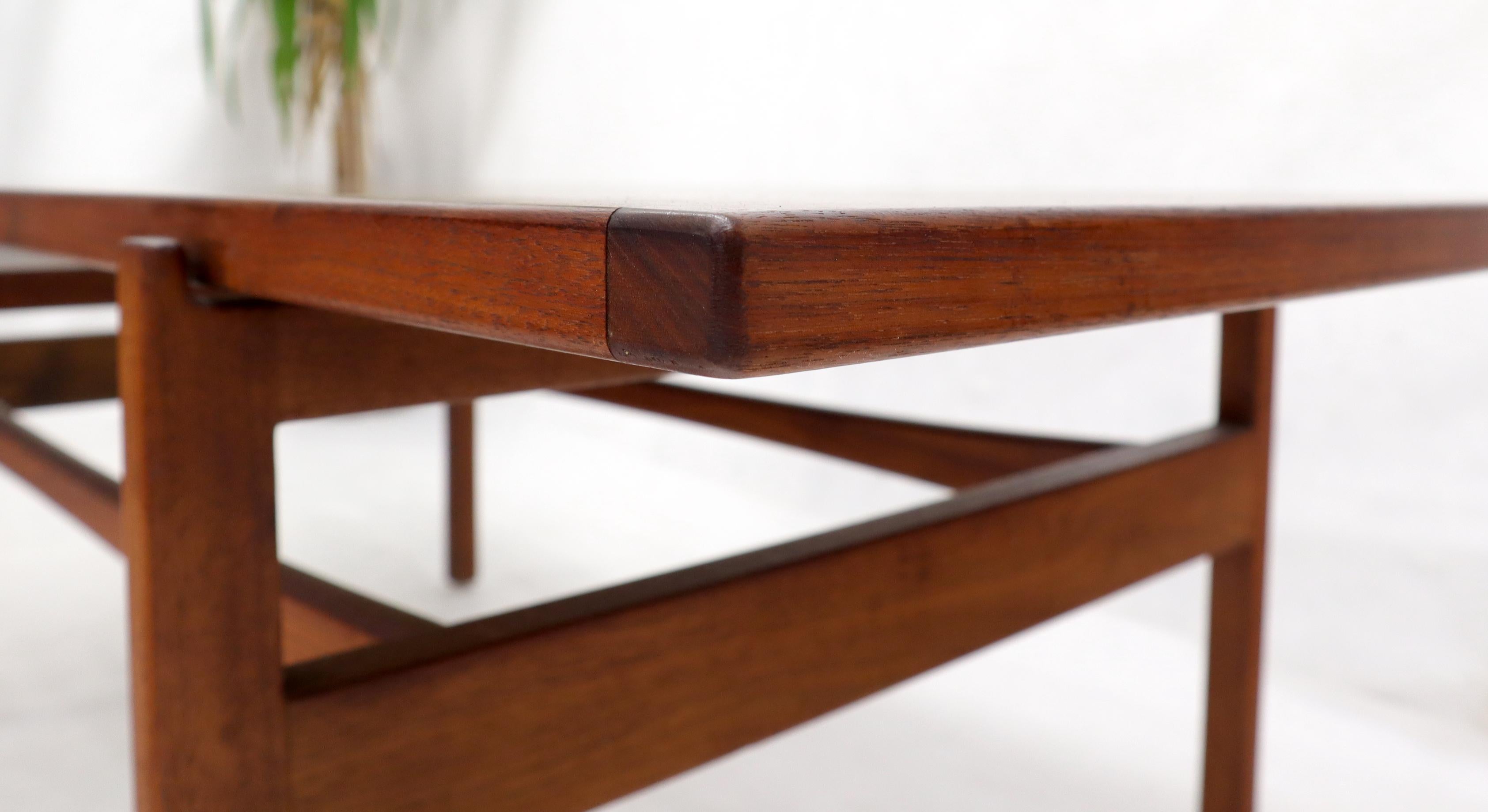 Table basse danoise moderne du milieu du siècle dernier en teck de forme rectangulaire avec un tiroir en vente 1