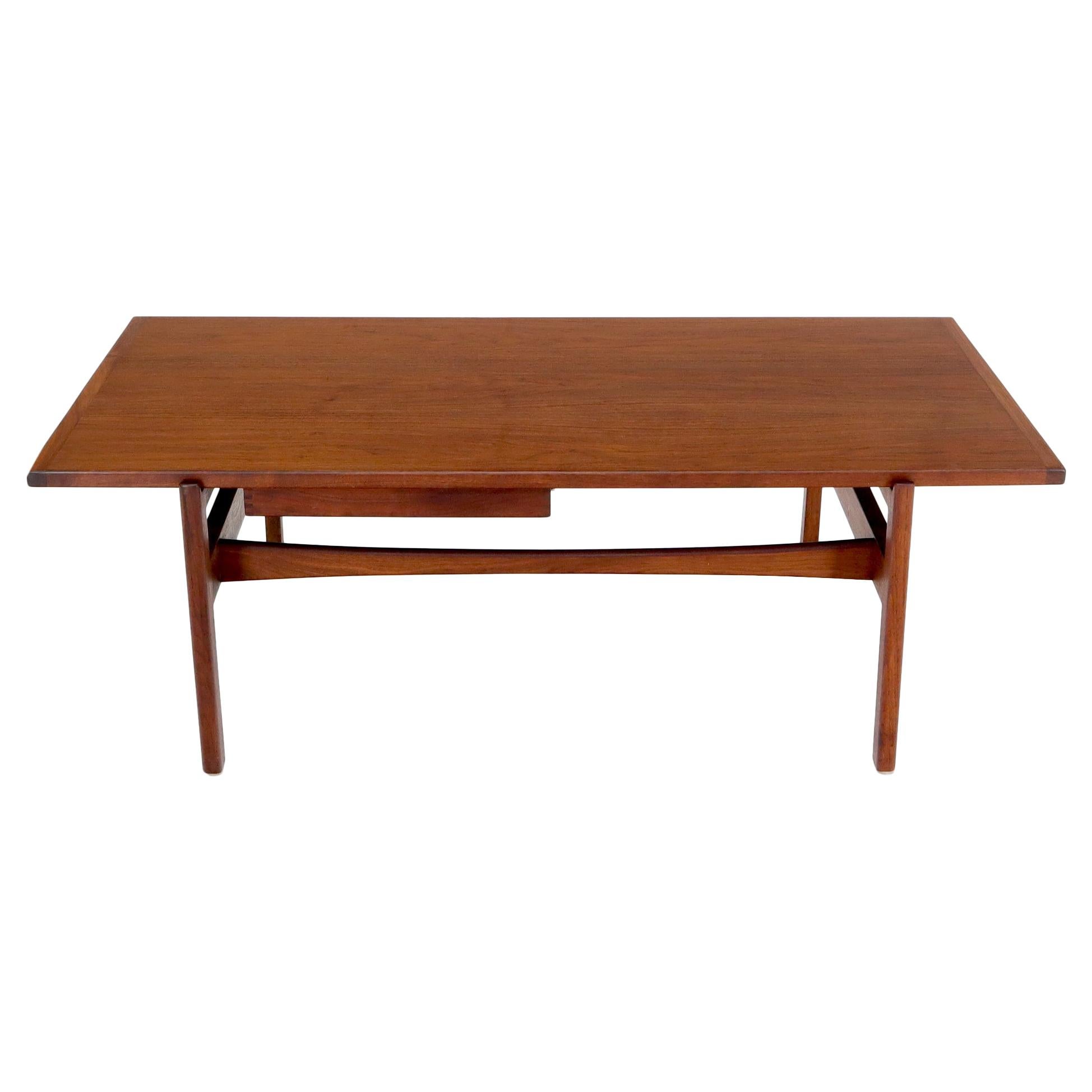 Eine Schublade Rechteckform Teakholz Dänischer Mid-Century Modern Couchtisch