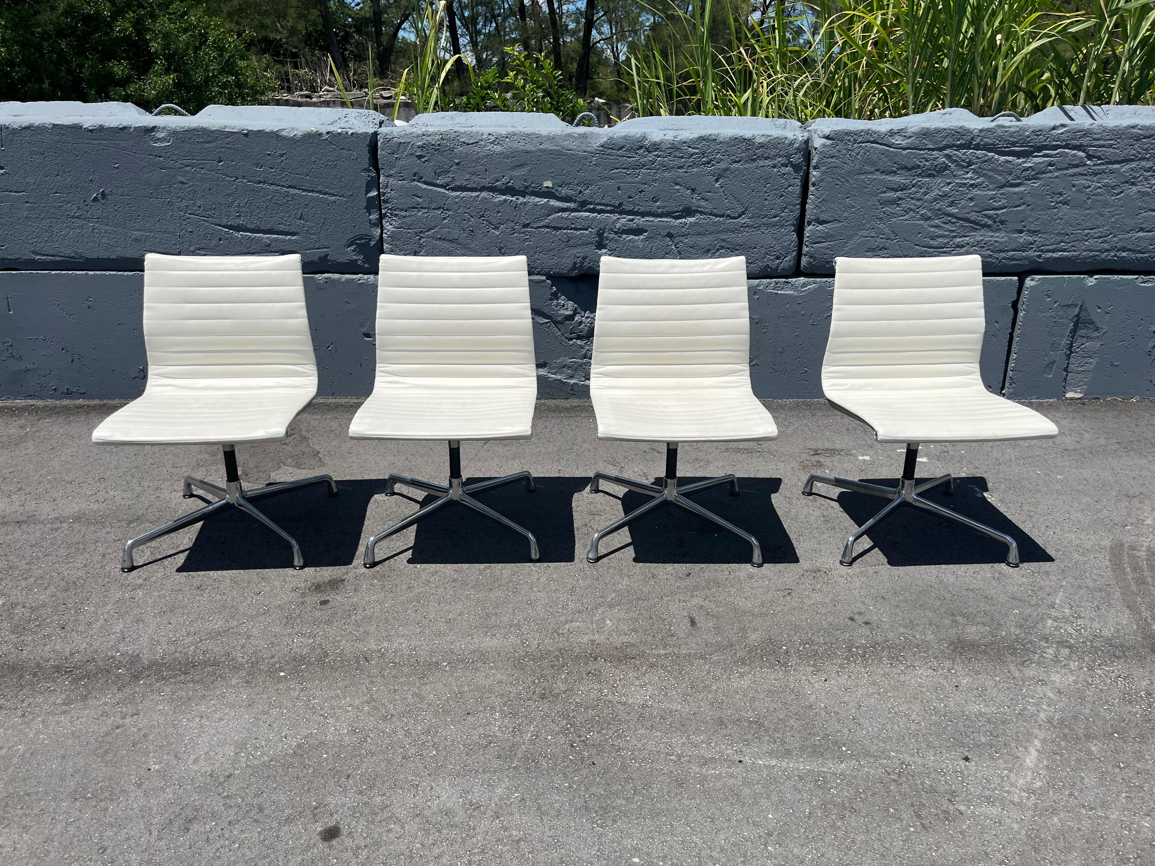 Una Silla Lateral Grupo Eames Aluminio Vicenza Piel Crema Herman Miller 2015 en venta 5